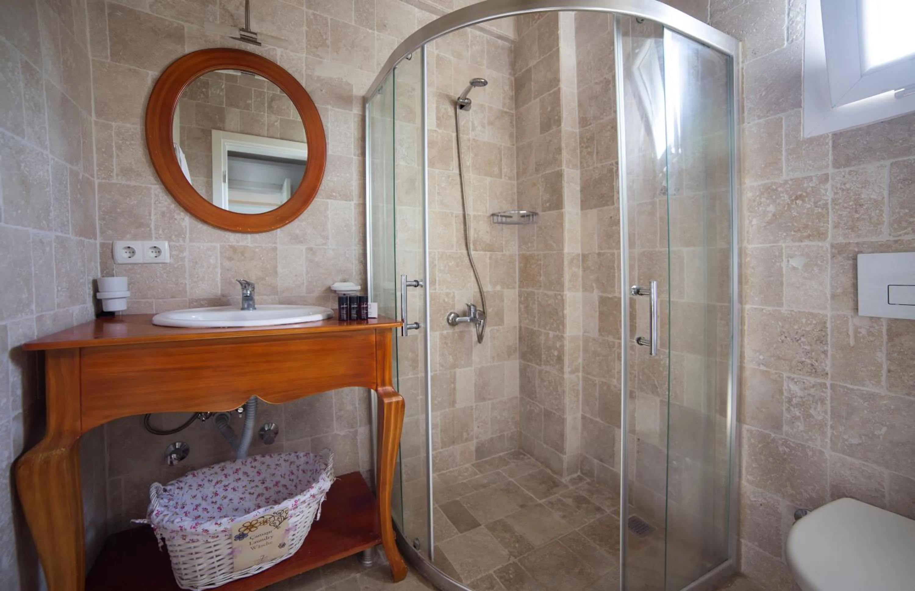 Shower in VINIFERA VINEYARDS HOTEL