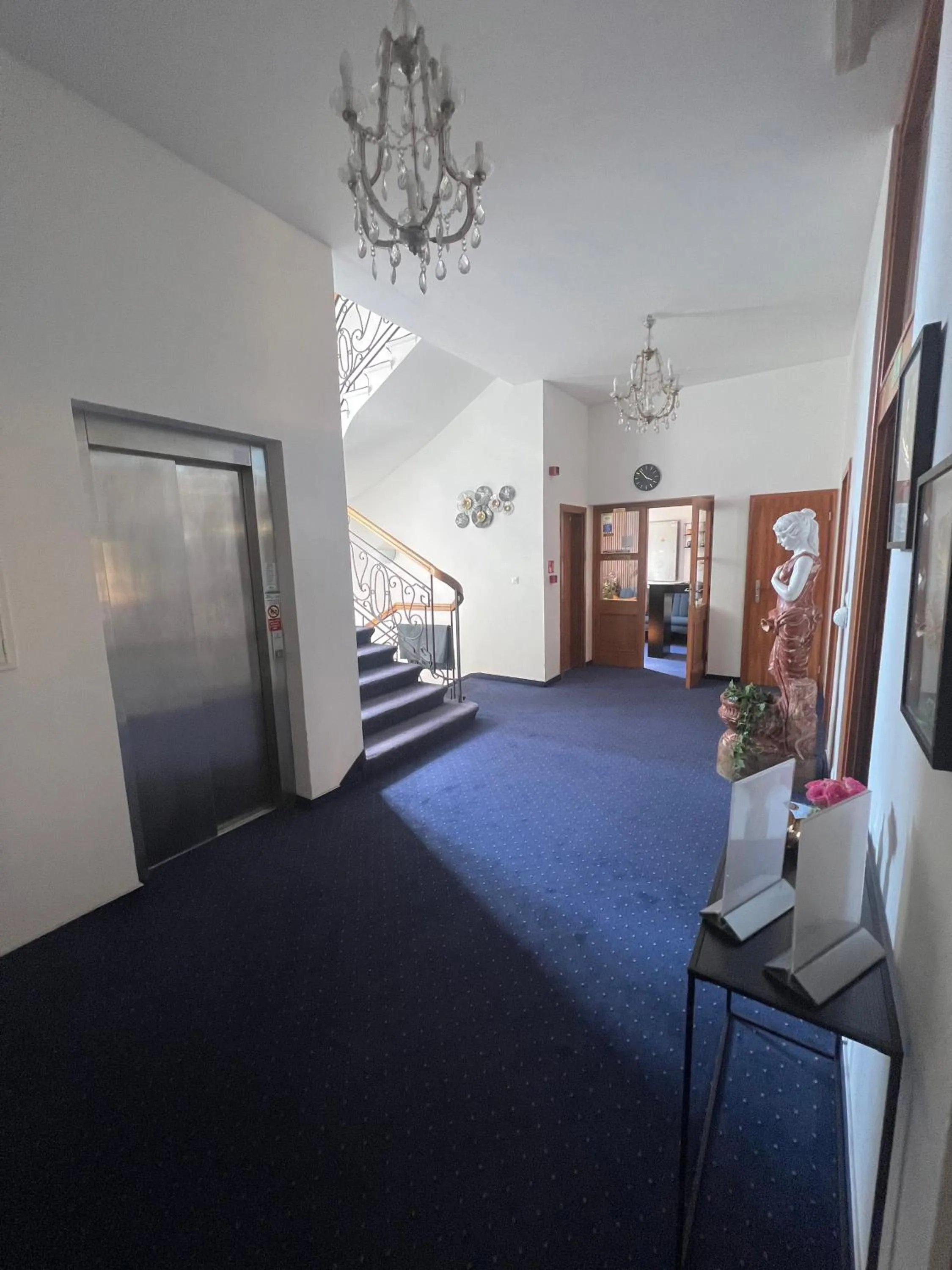 Property building, Bed in Hotel Apollon