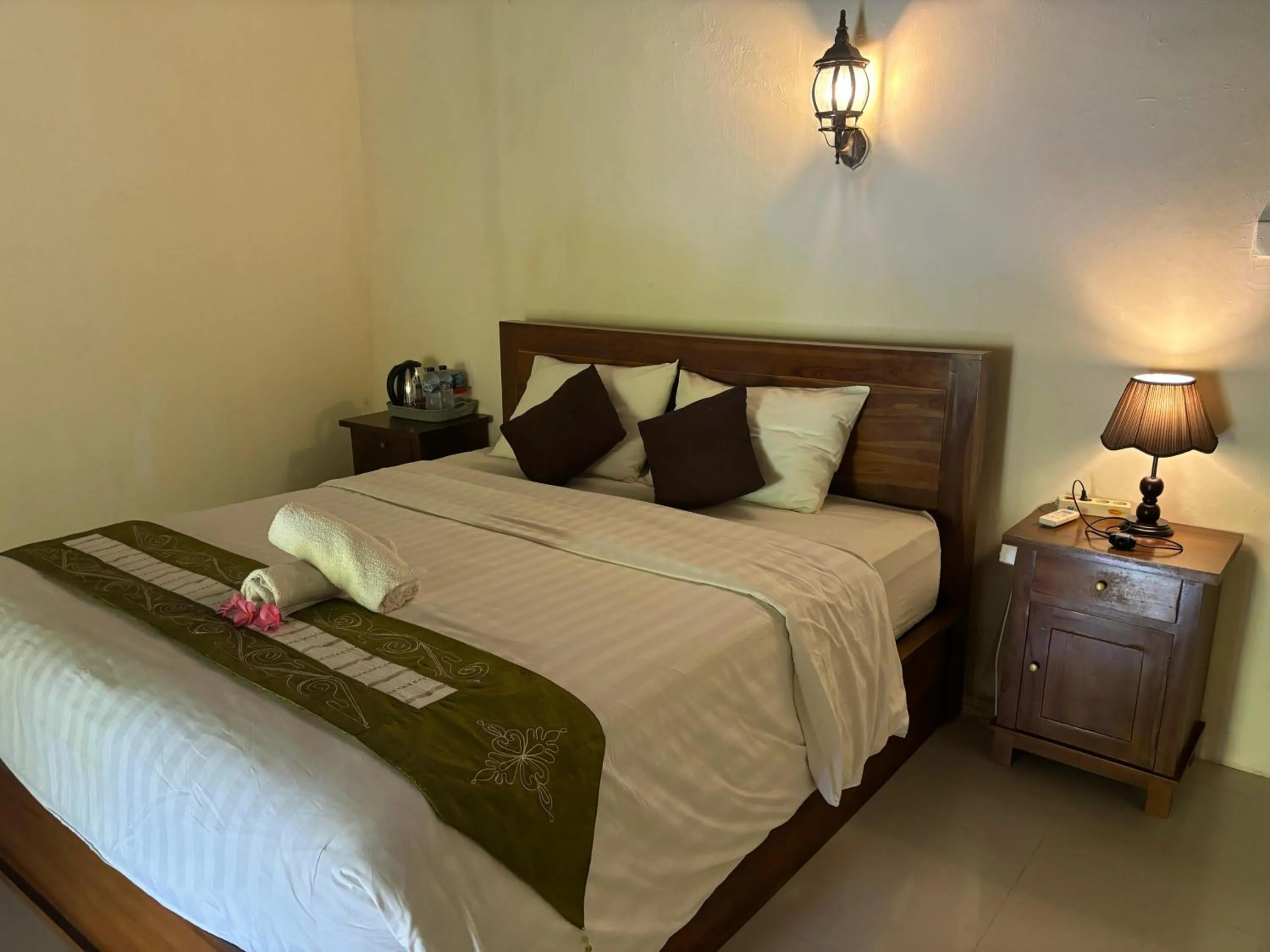 Bedroom, Bed in Kubu Artha Bungalow Nusa Penida