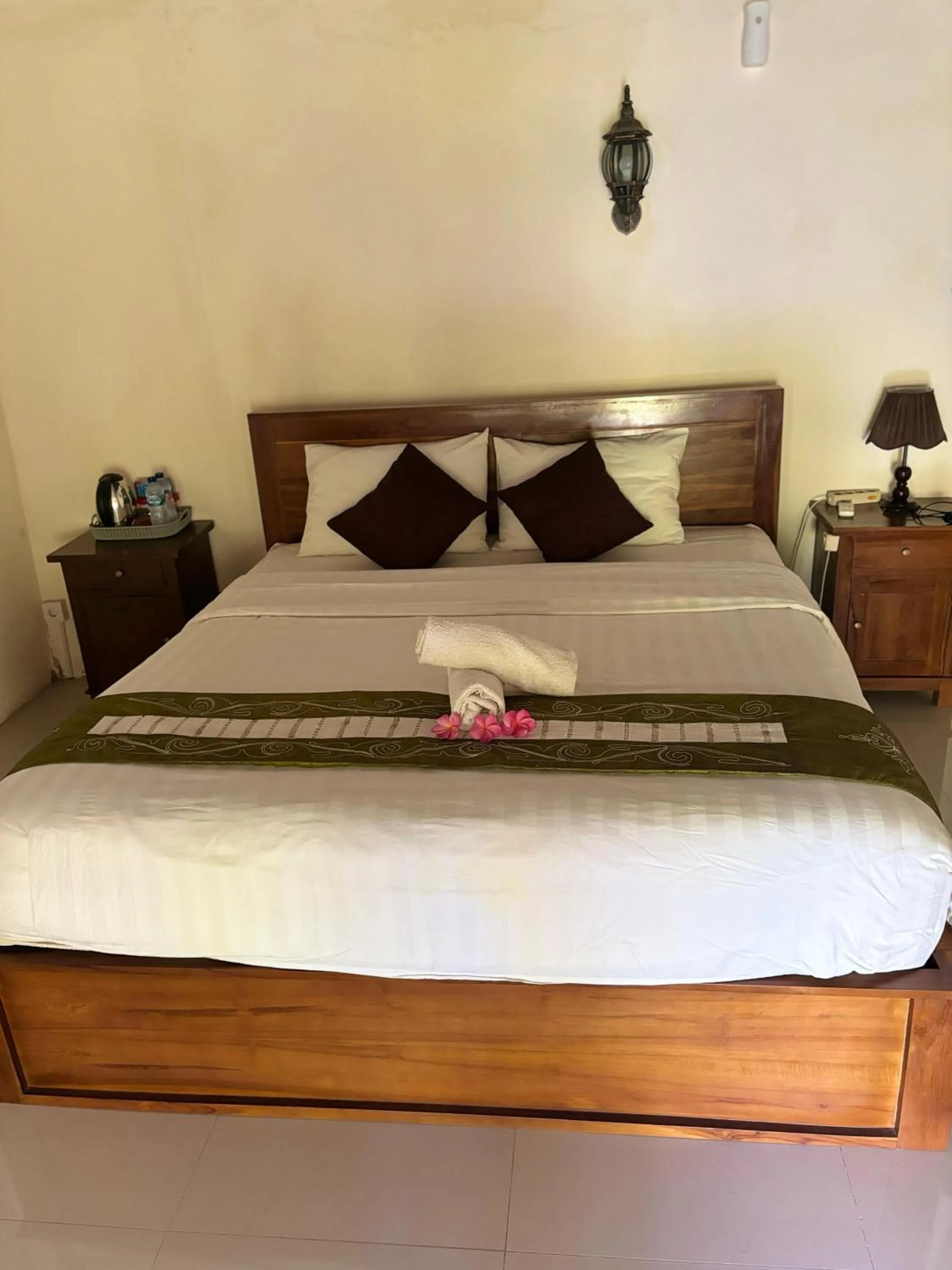 Bedroom, Bed in Kubu Artha Bungalow Nusa Penida