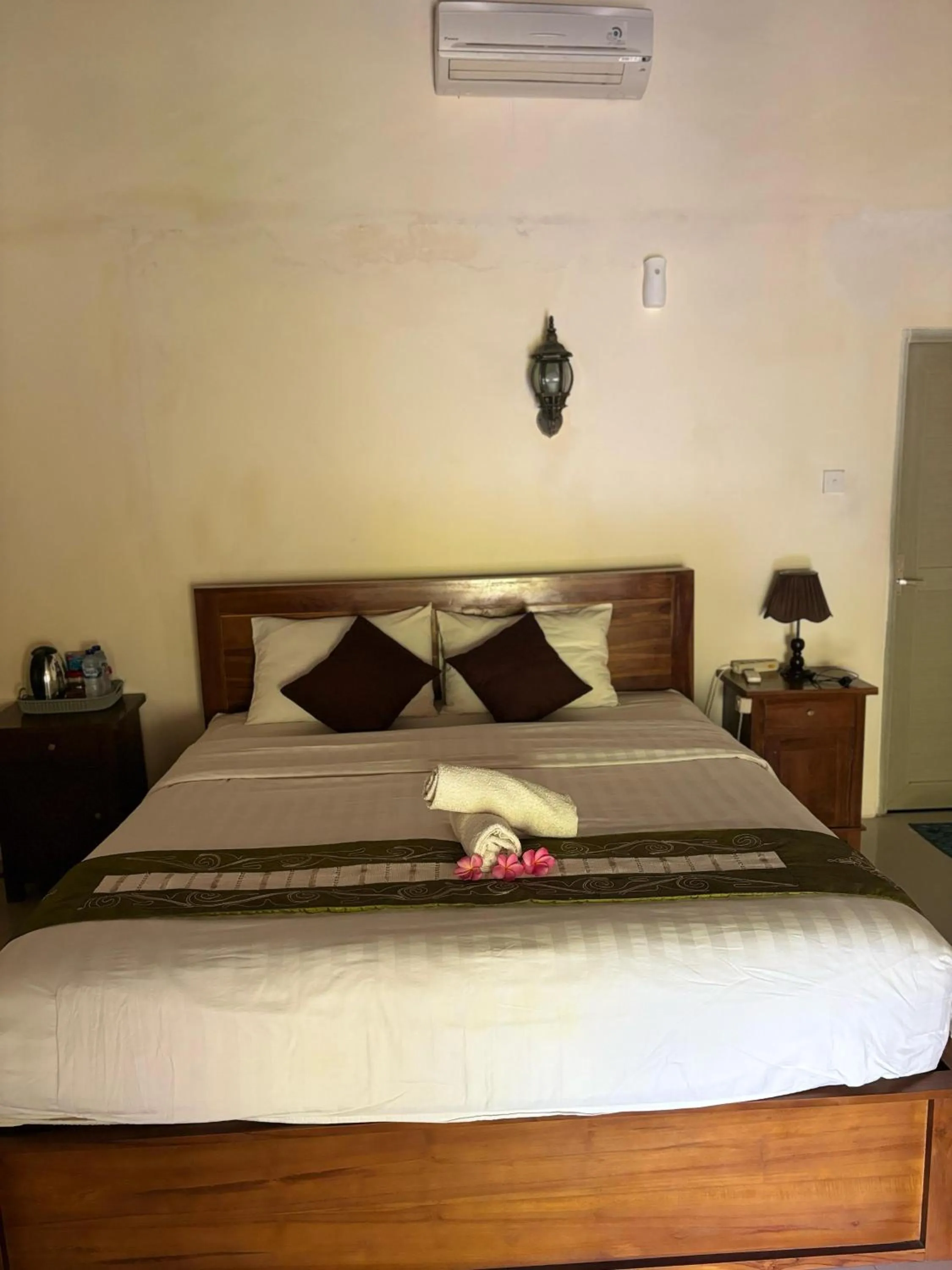 Bathroom, Bed in Kubu Artha Bungalow Nusa Penida