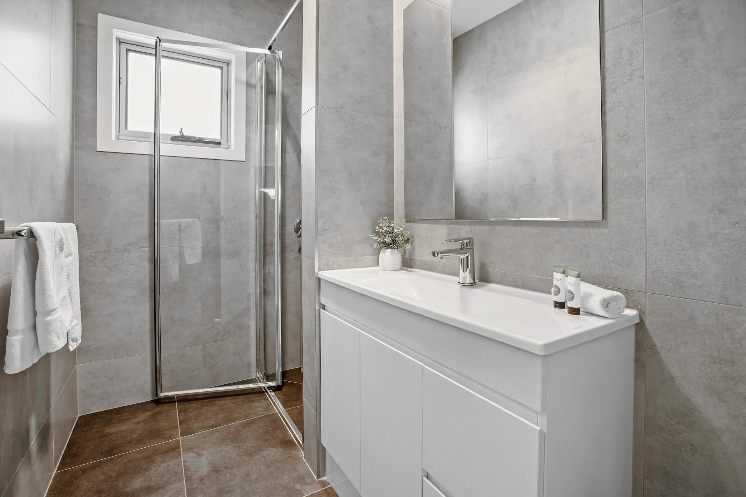 Bay View Cabin (Sleeps 4) - Dog Friendly (2BR) in Tasman Holiday Parks - St Helens Bay View Cabin (Sleeps 4) - Dog Friendly (2BR) in Tasman Holiday Parks - St Helens