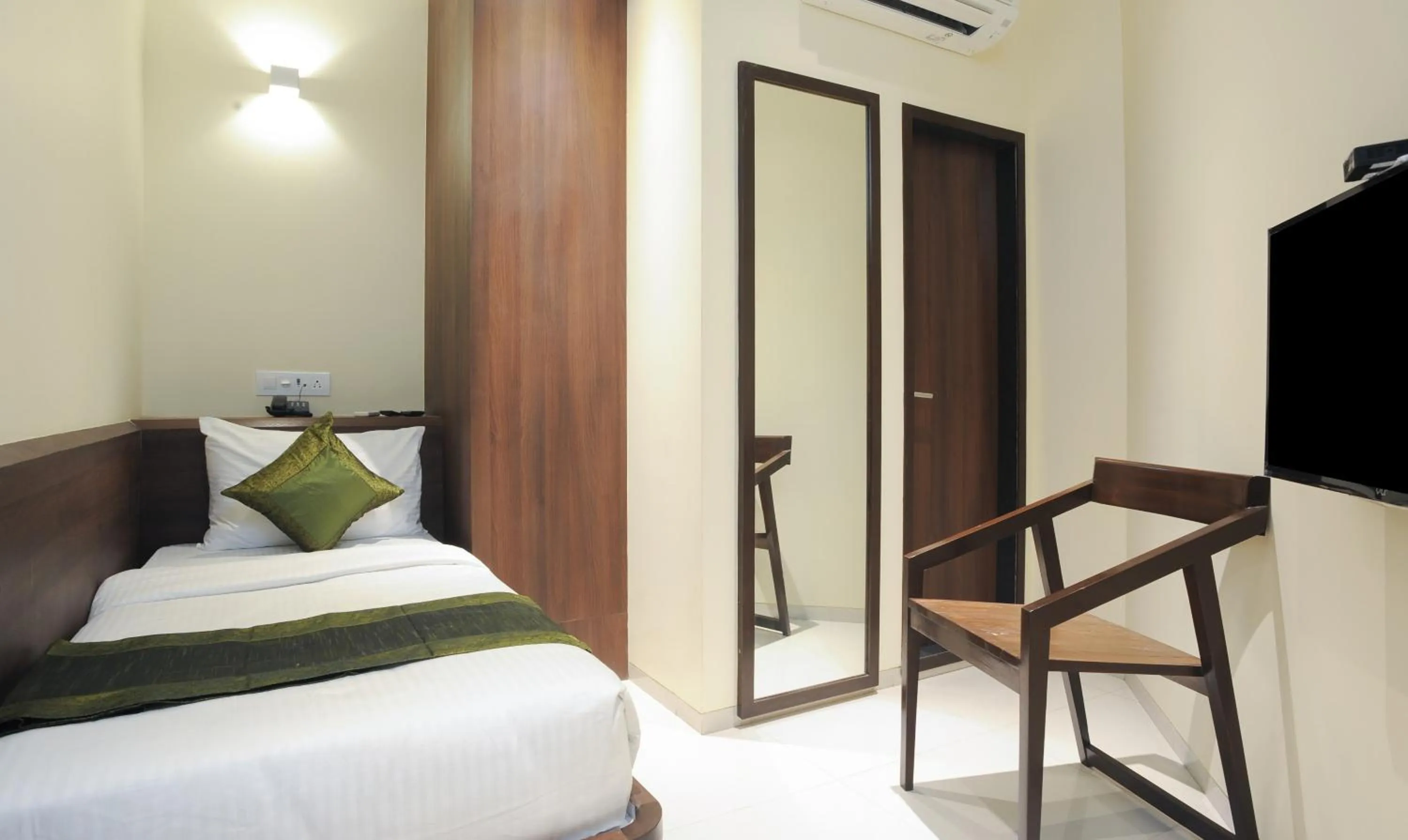 Bedroom, Bed in Treebo Balaji Residency, Kolhapur