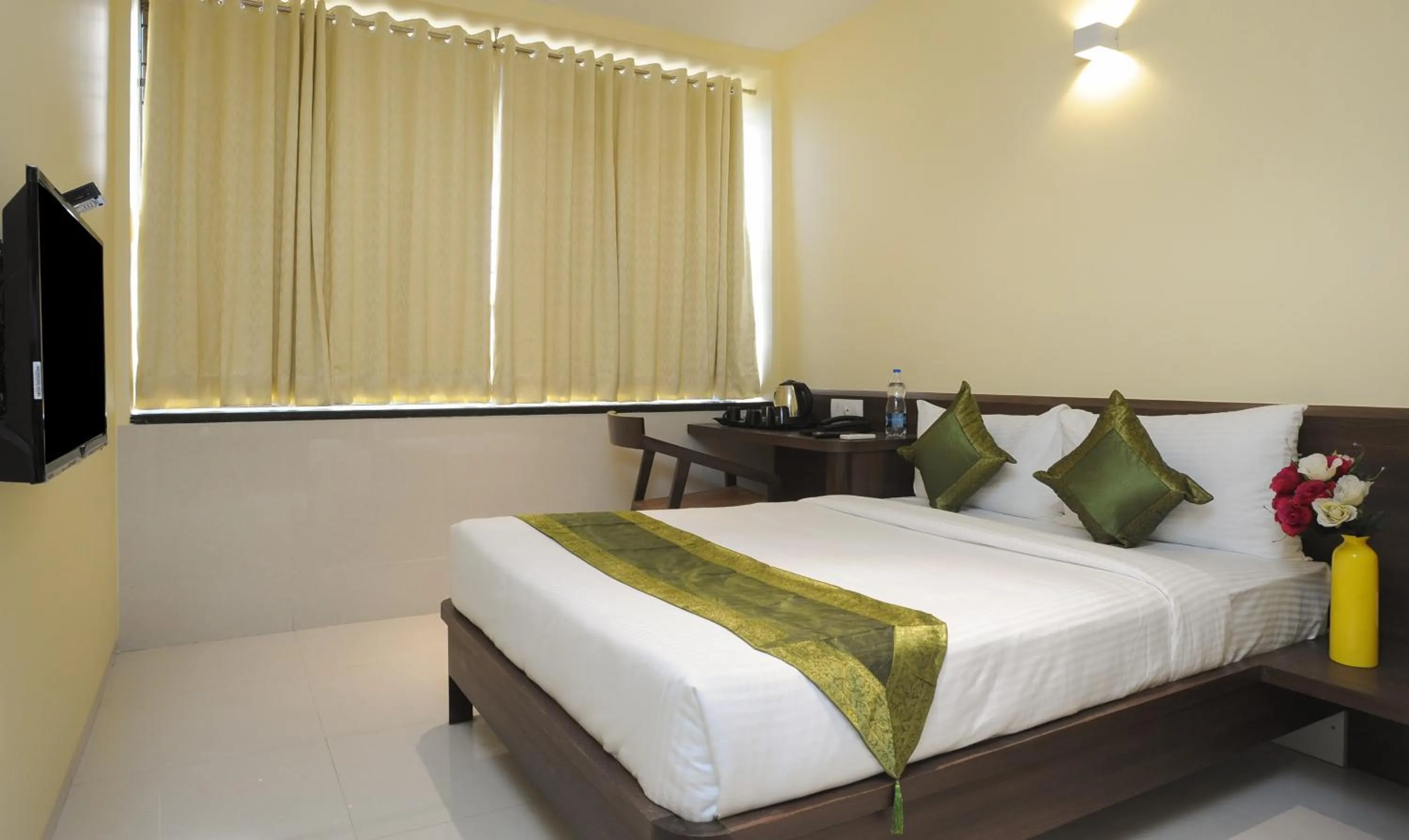 Bedroom, Bed in Treebo Balaji Residency, Kolhapur