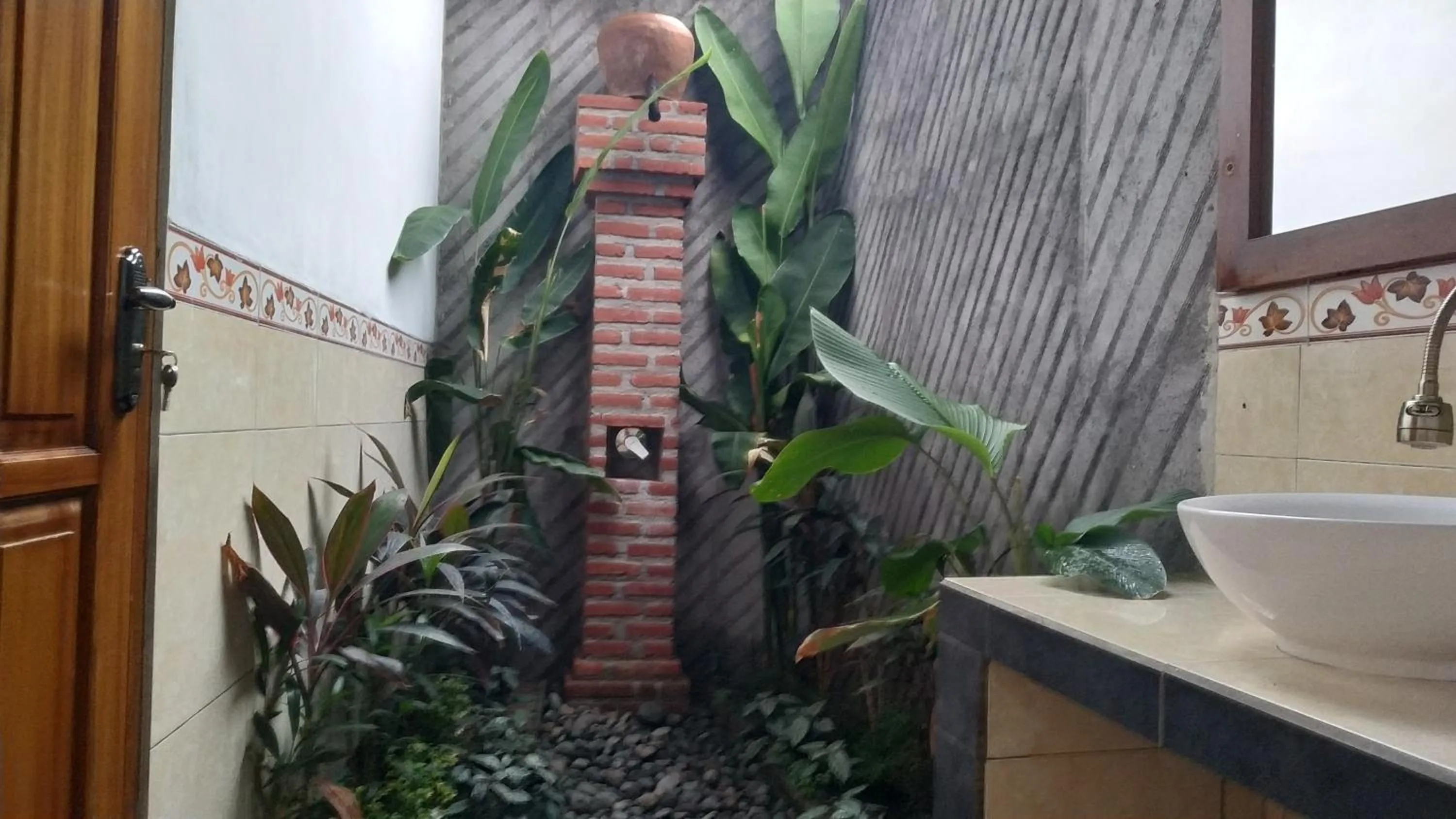 Bathroom in Eliska Sari Bungalows Sumberkima