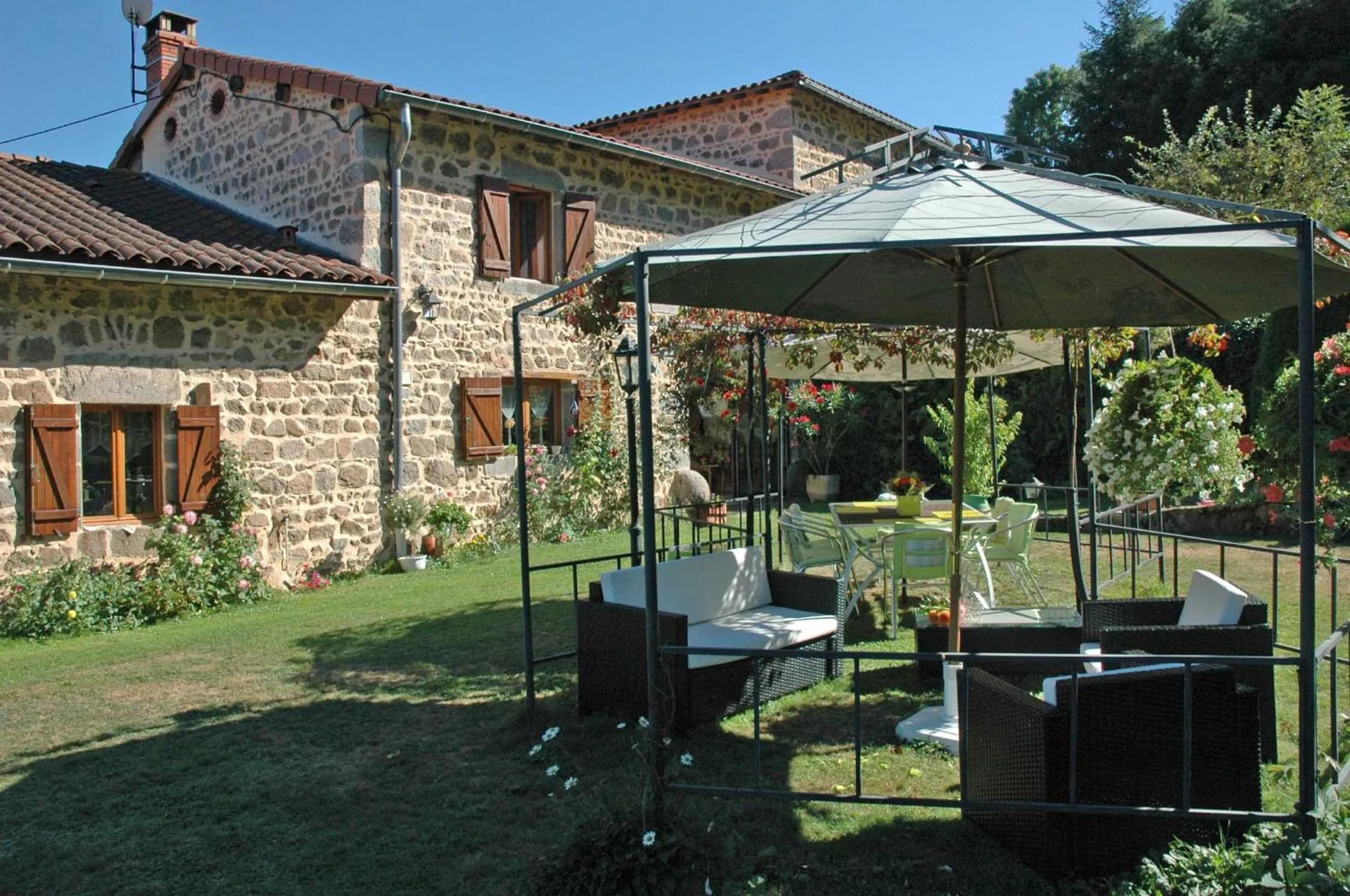 Garden view in Chambres d'hôtes La Hulotte 69