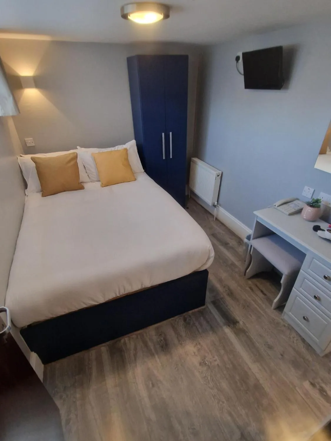 Bedroom, Bed in Maples House Hotel