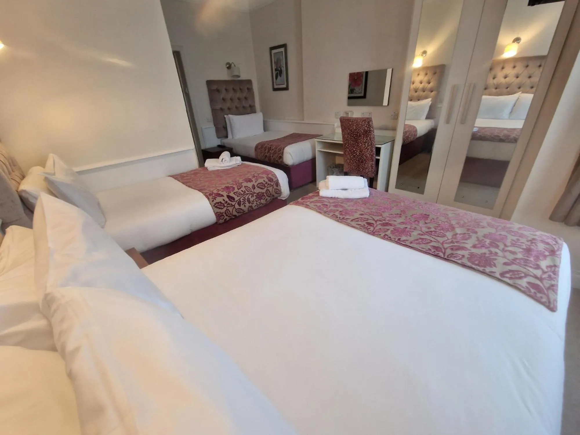 Bedroom, Bed in Maples House Hotel