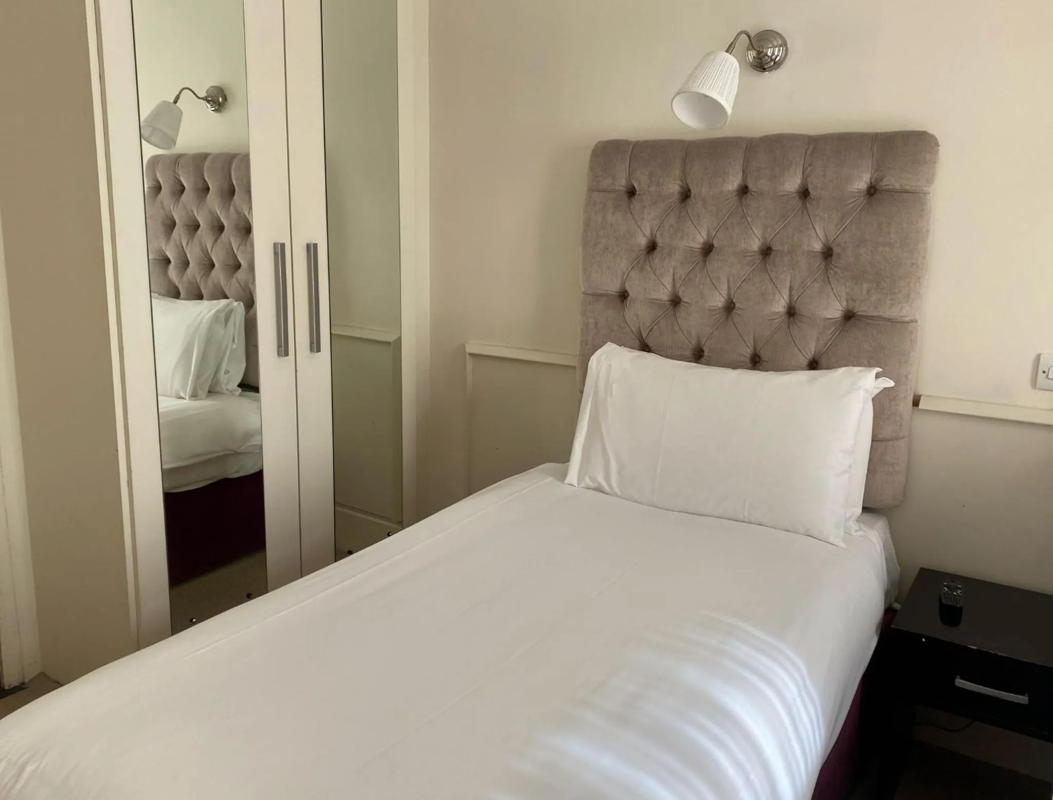 Bedroom, Bed in Maples House Hotel