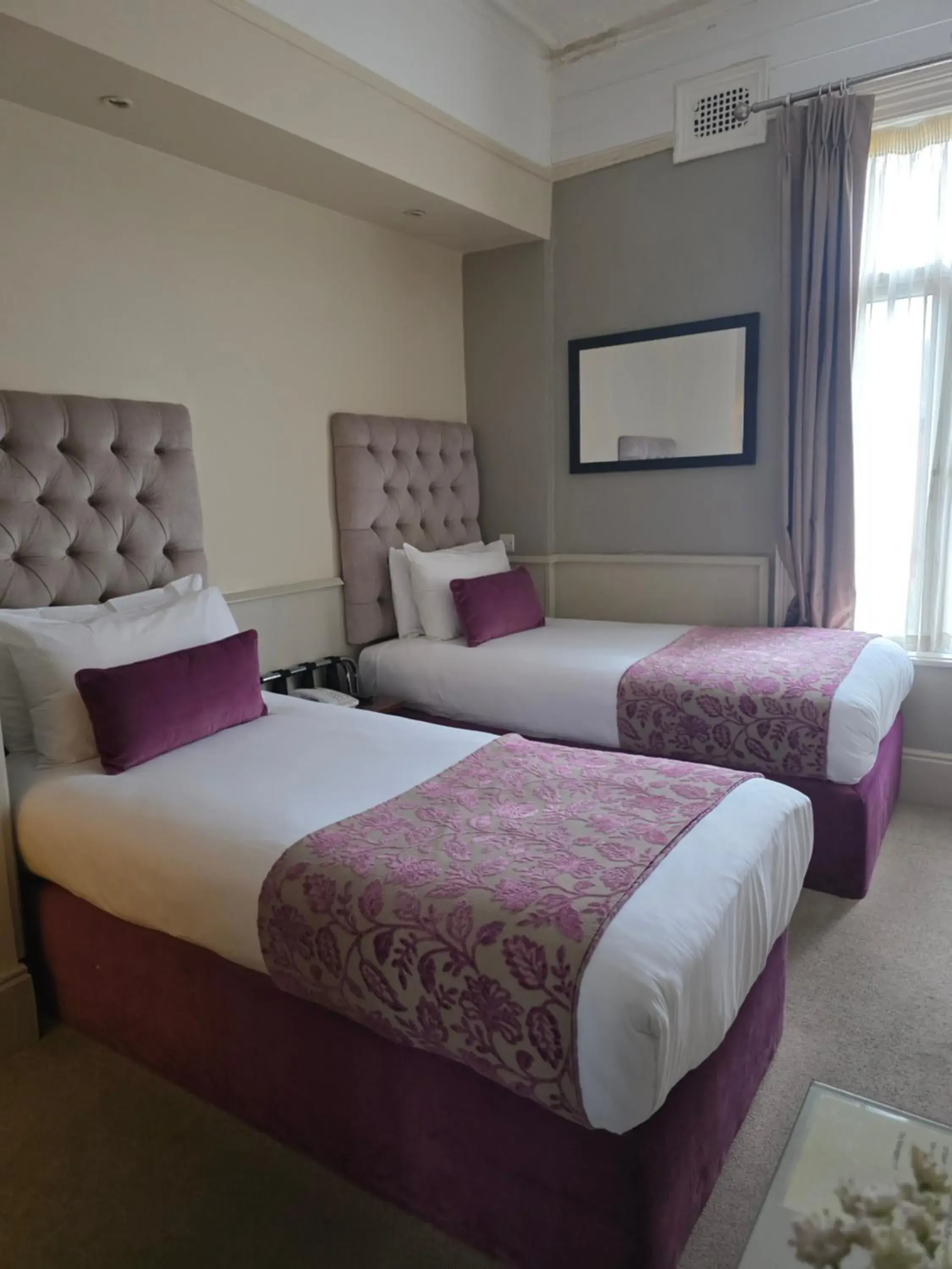 Twin Room in Maples House Hotel Twin Room in Maples House Hotel