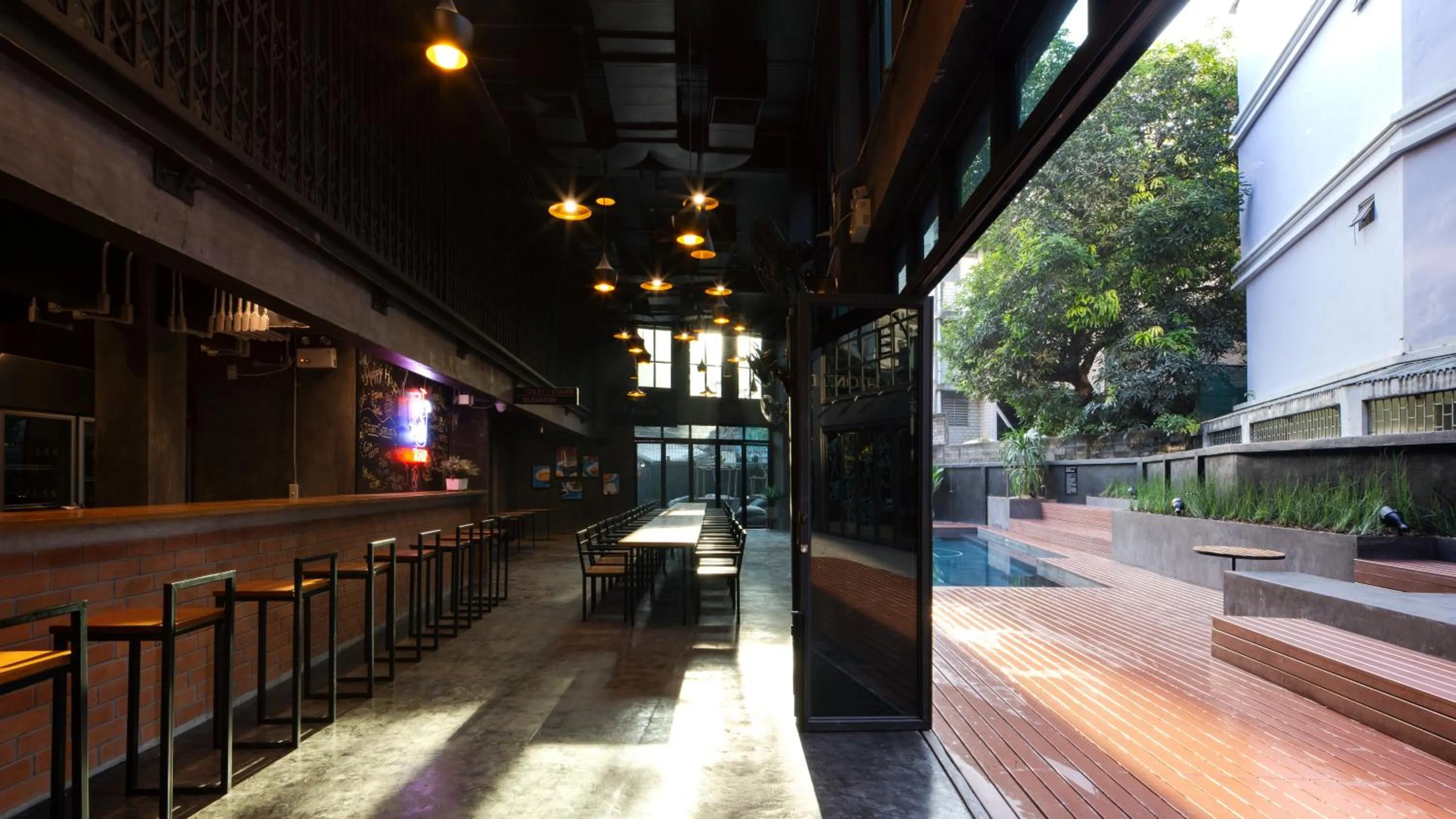 Restaurant/places to eat in BED STATION Hostel Khaosan