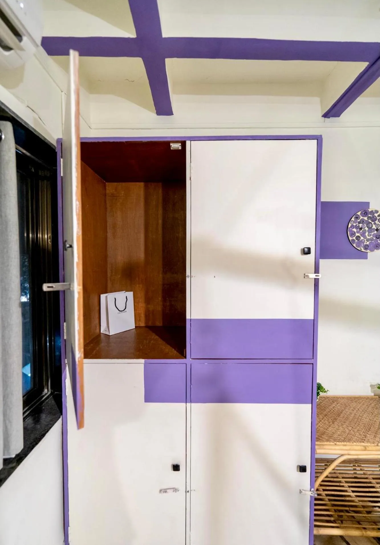 microwave in Locomo Hostel OG - Stay Work Eat