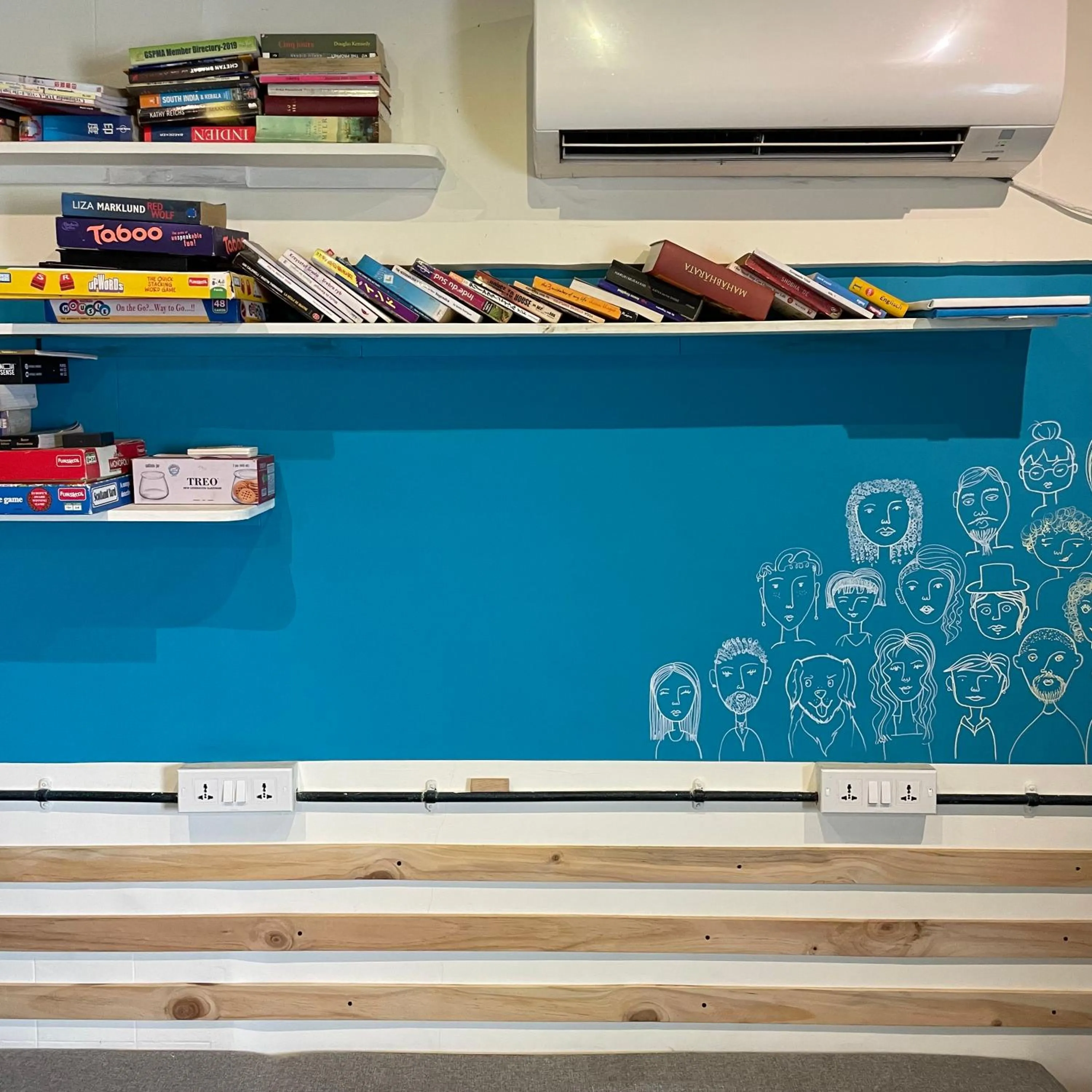 Library in Locomo Hostel OG - Stay Work Eat