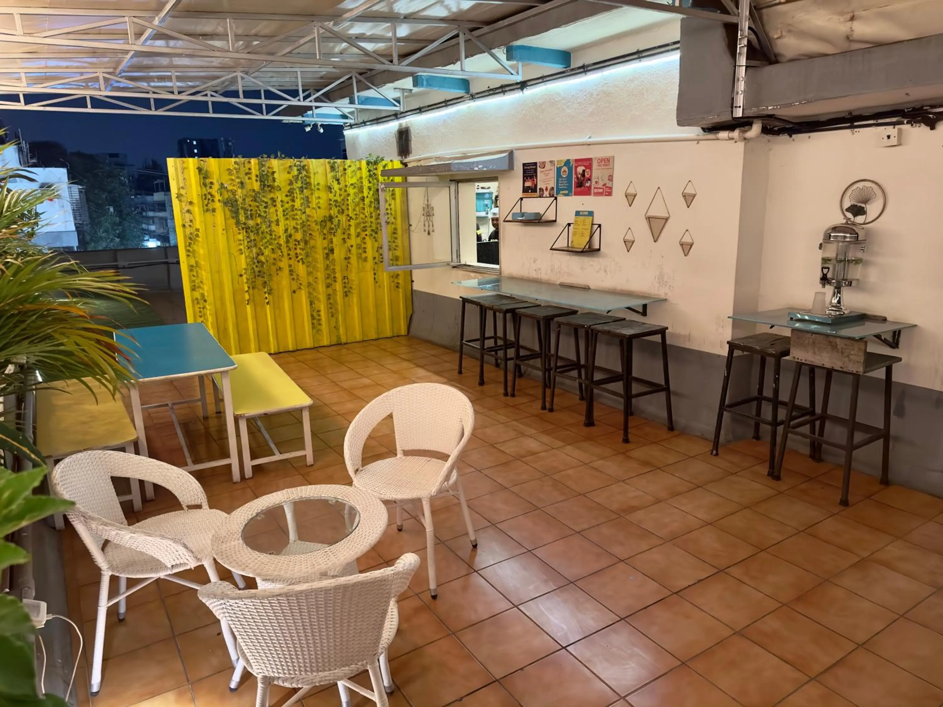 Restaurant/places to eat in Locomo Hostel OG - Stay Work Eat