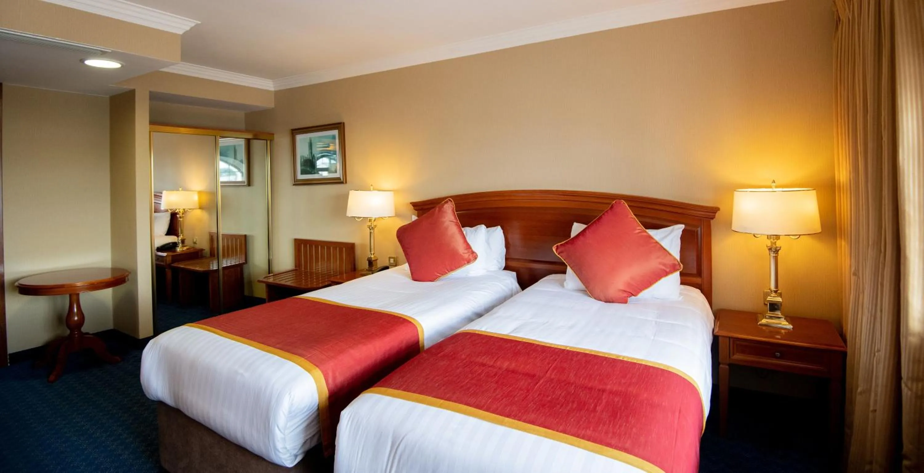 Shower, Bed in Killarney Towers Hotel & Leisure Centre
