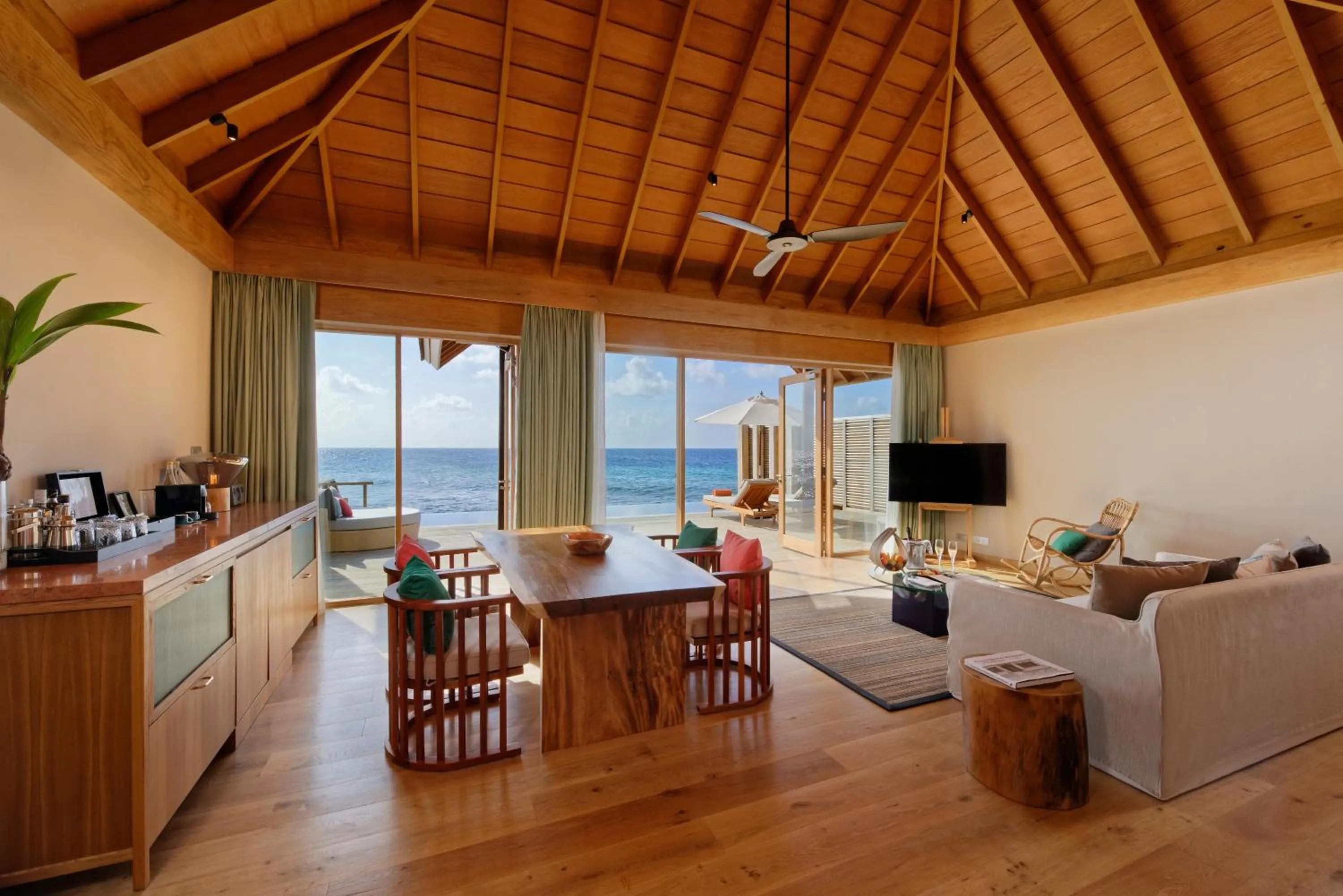TV and multimedia in Emerald Faarufushi Resort & Spa - Deluxe All Inclusive