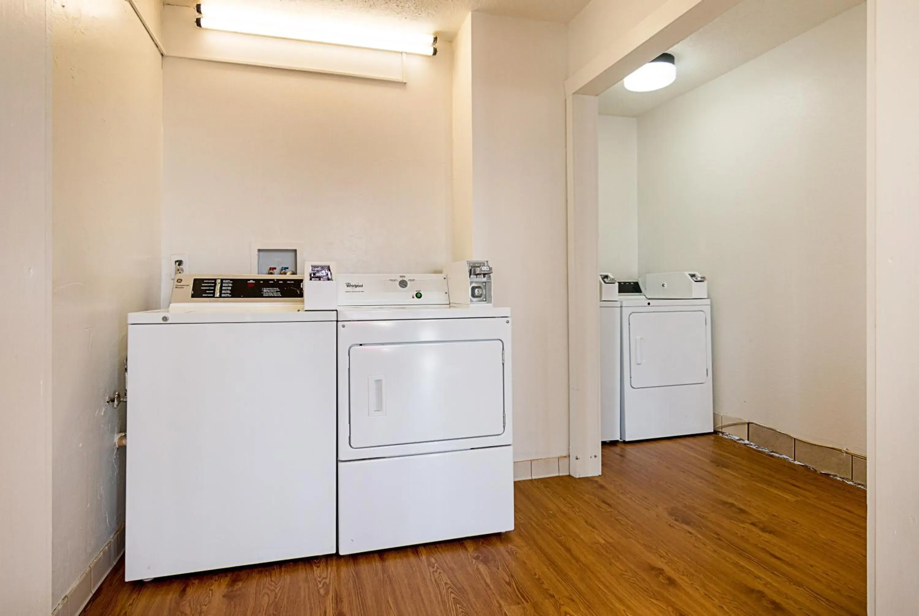 Deluxe Quadruple Room - Smoking in Motel 6-Newnan, GA Deluxe Quadruple Room - Smoking in Motel 6-Newnan, GA