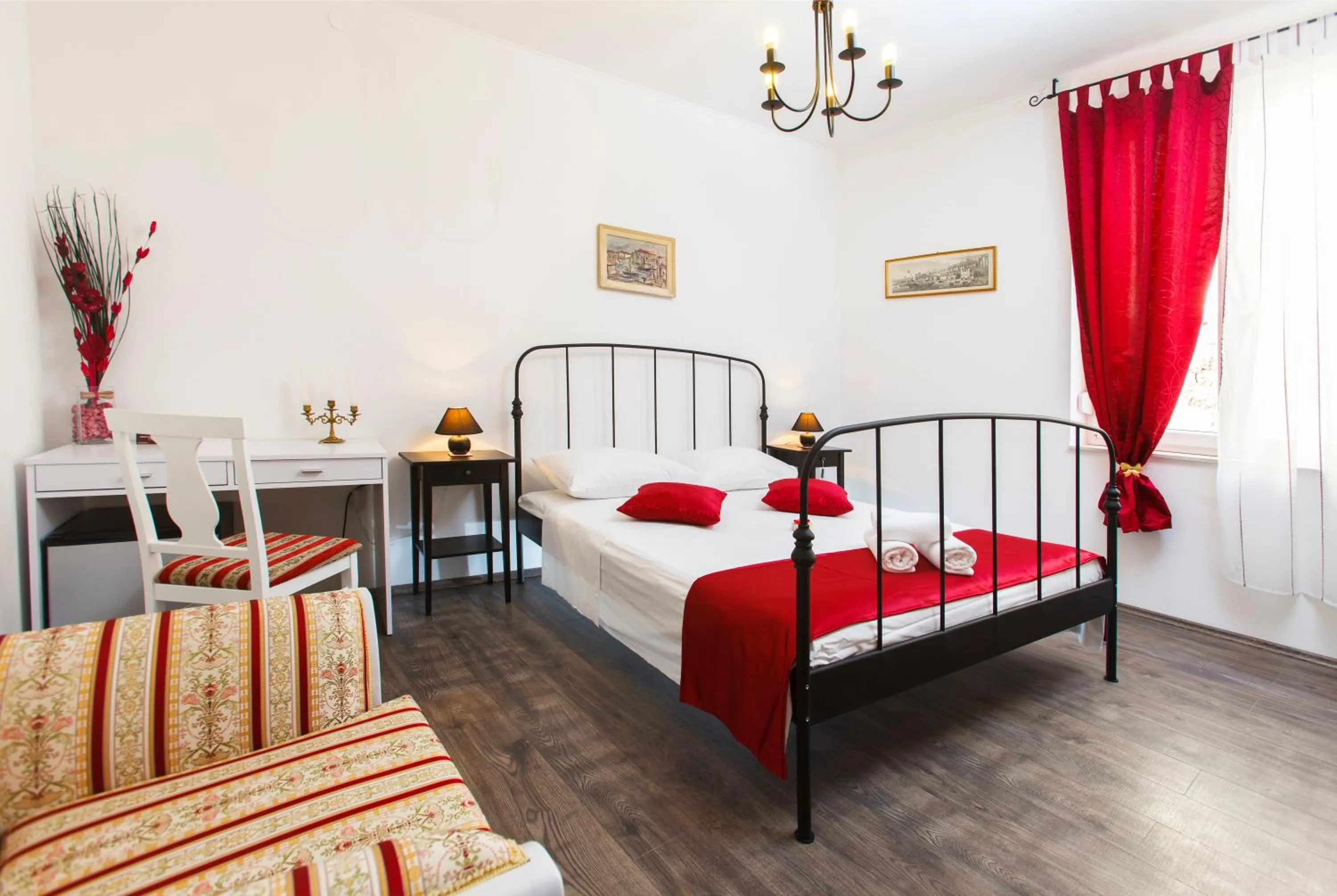 Seating area, Bed in Prior Suites Split