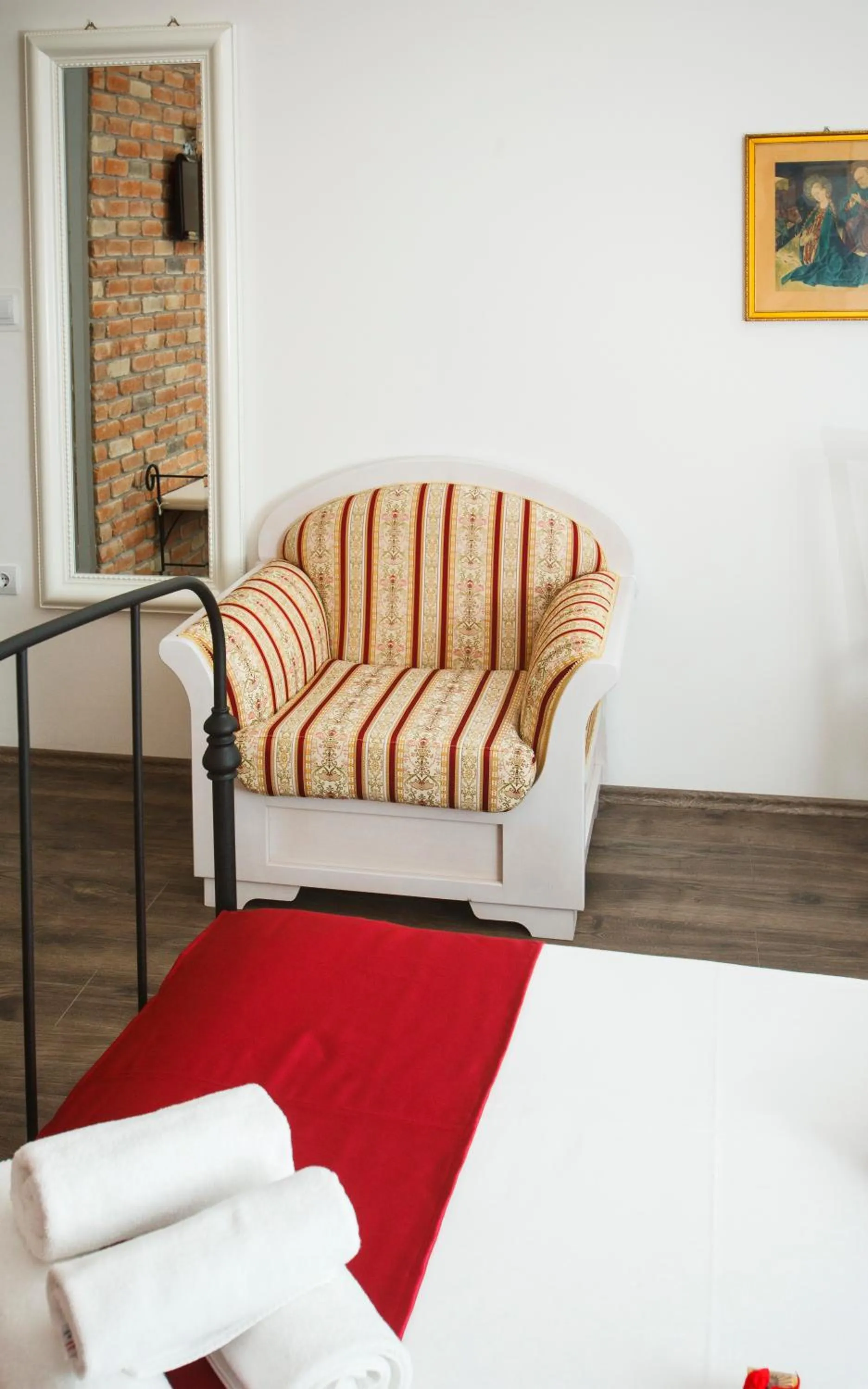 Seating area, Bed in Prior Suites Split