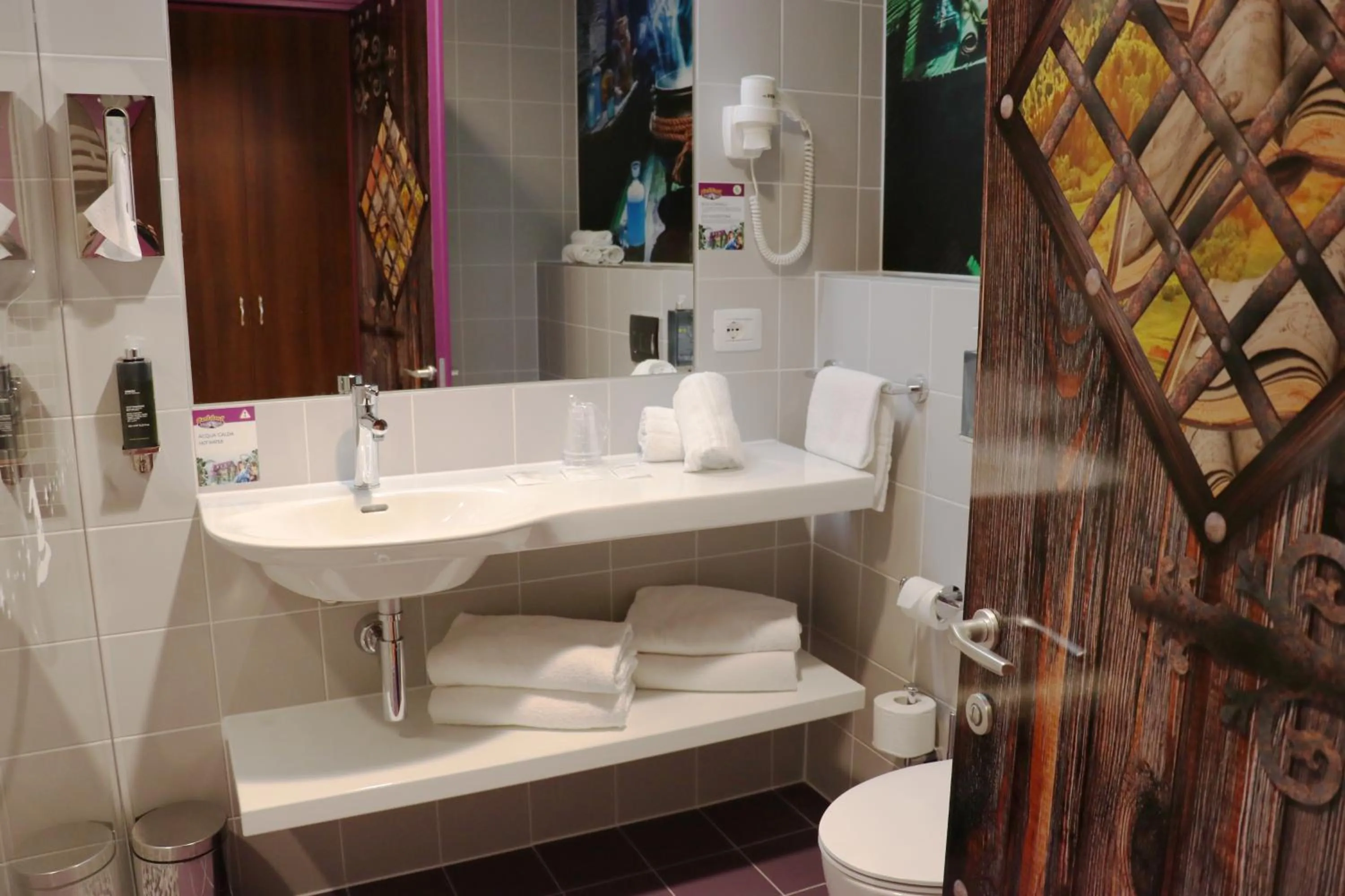 Bathroom in Gardaland Magic Hotel