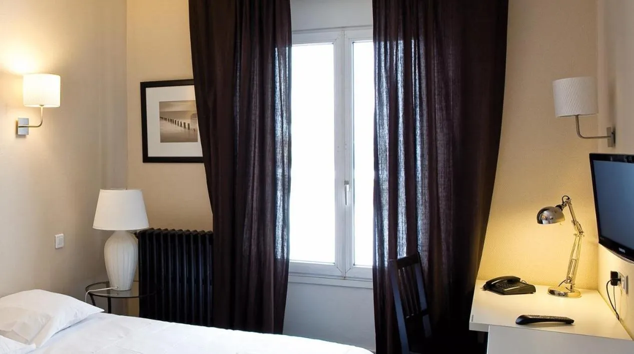 Photo of the whole room, Bed in L'Etoile d'Or