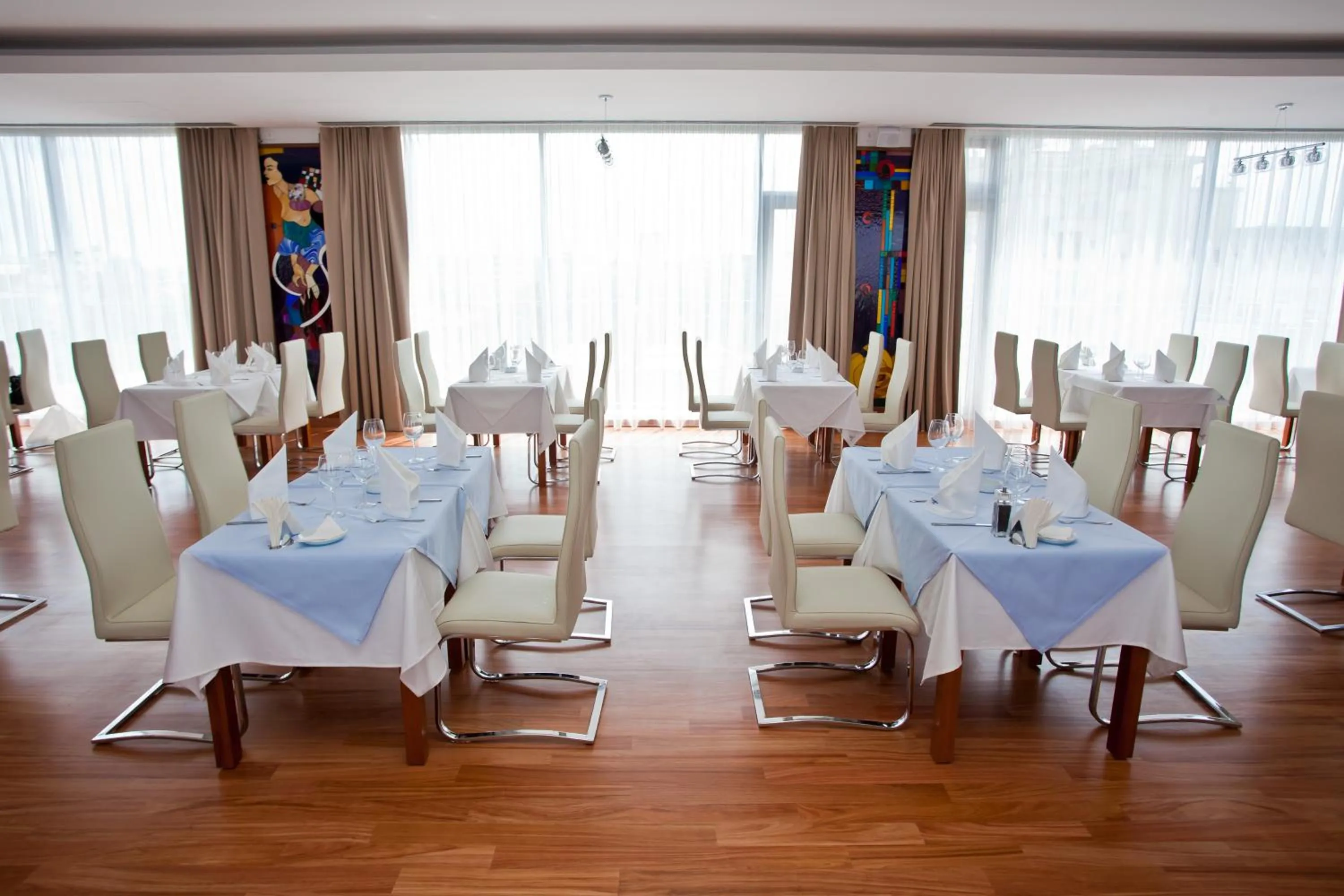 Restaurant/places to eat in Marshal Garden Hotel