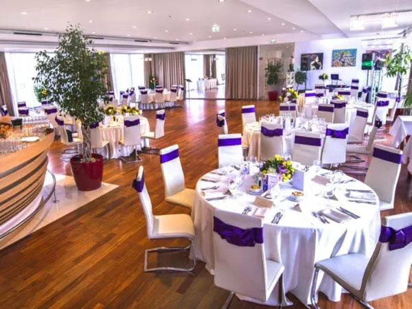 Restaurant/places to eat in Marshal Garden Hotel