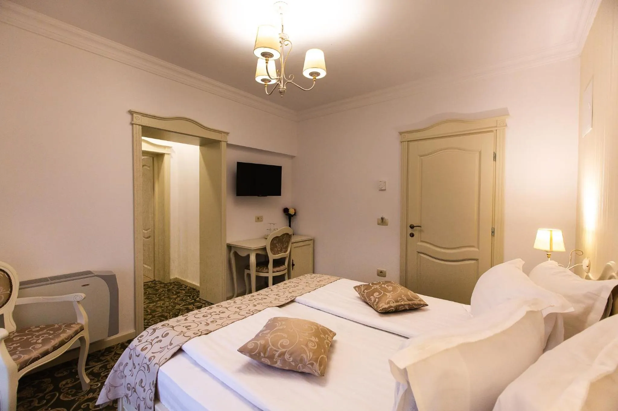 Photo of the whole room, Bed in Ave, Alba!