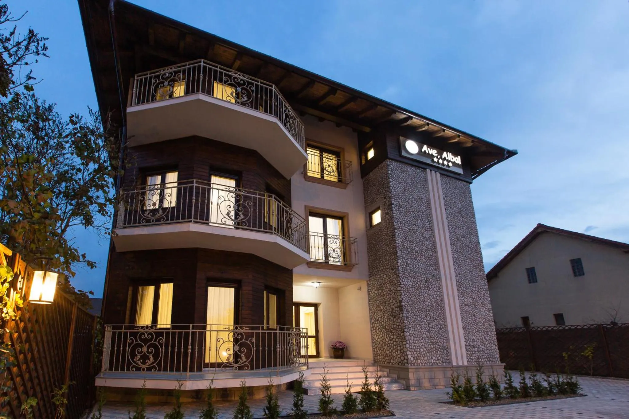 Facade/entrance in Ave, Alba!