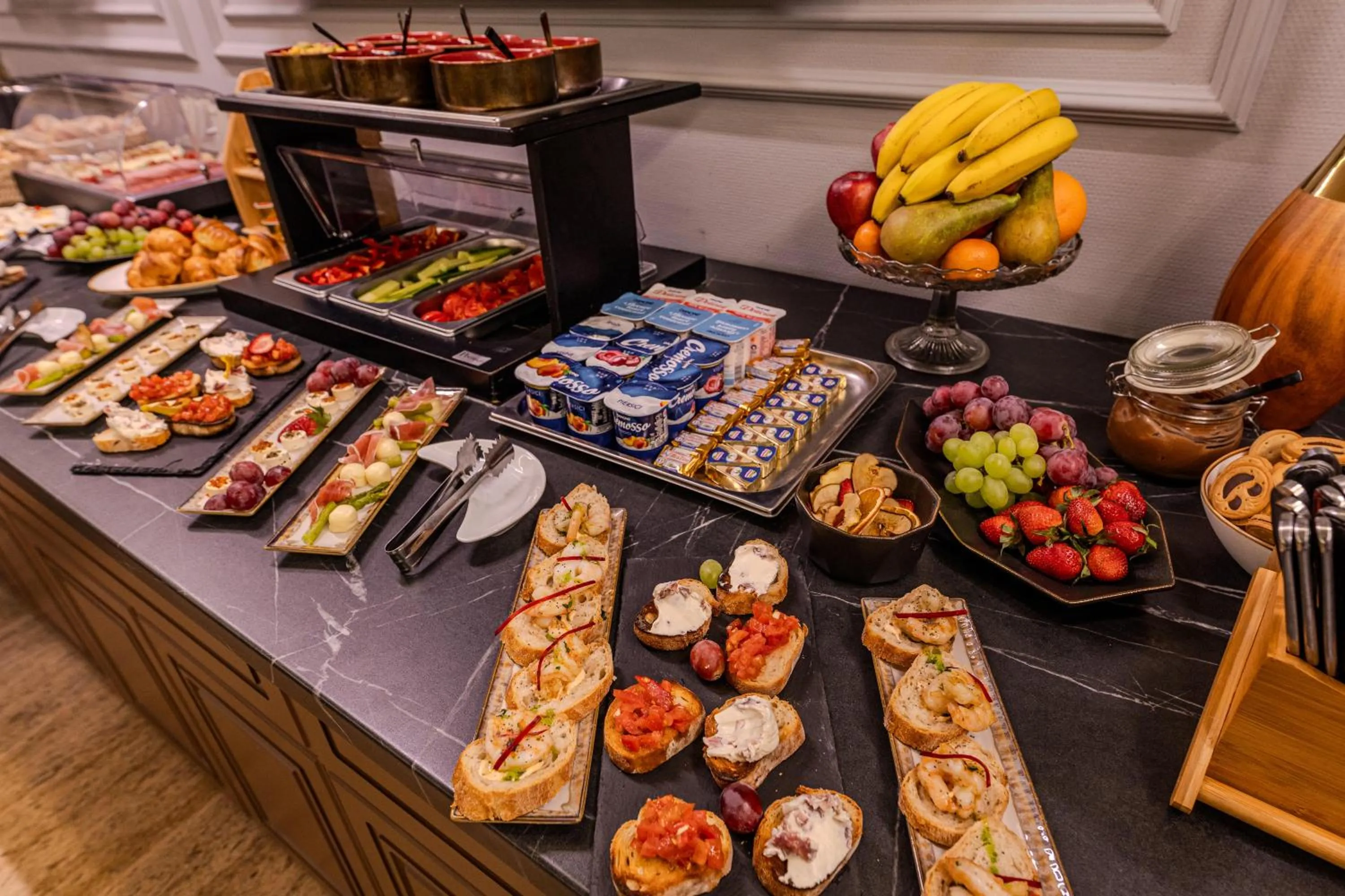 Buffet breakfast in La Maison de Caroline