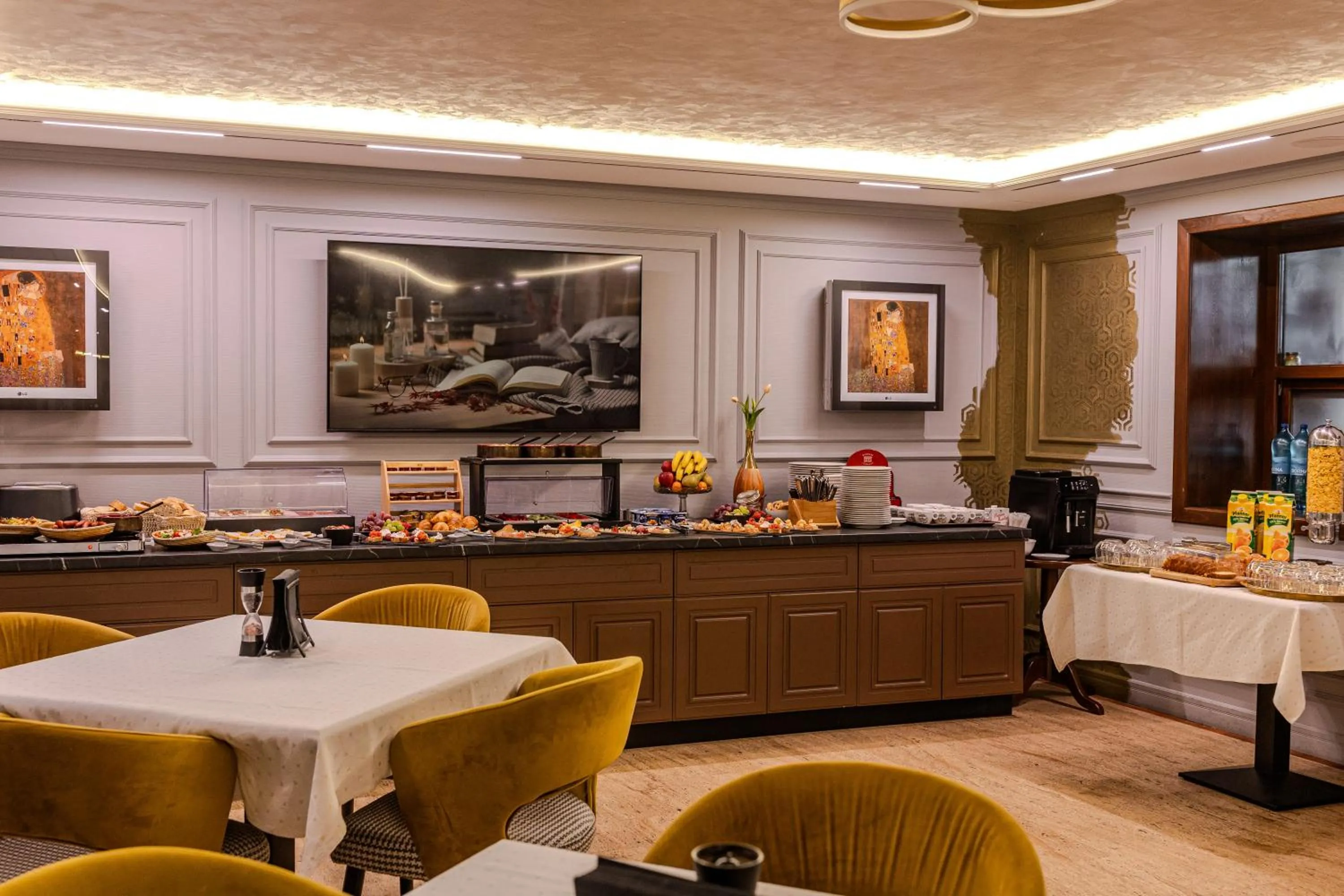 Buffet breakfast in La Maison de Caroline