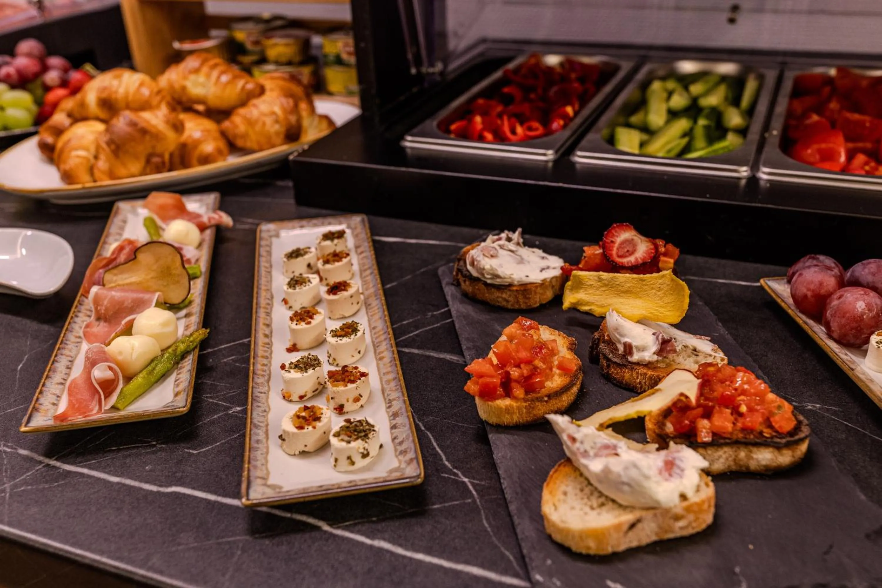 Buffet breakfast in La Maison de Caroline