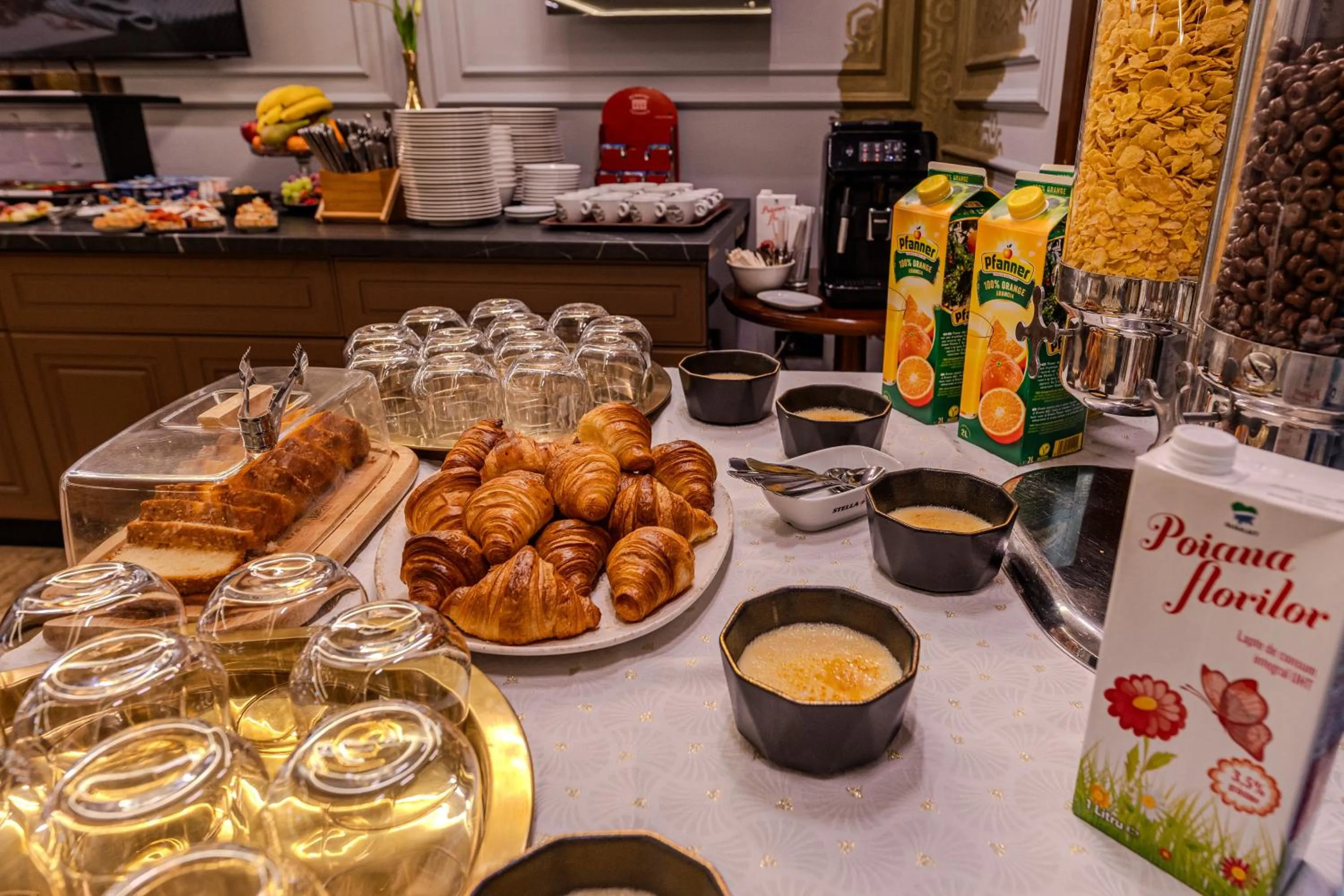 Buffet breakfast in La Maison de Caroline