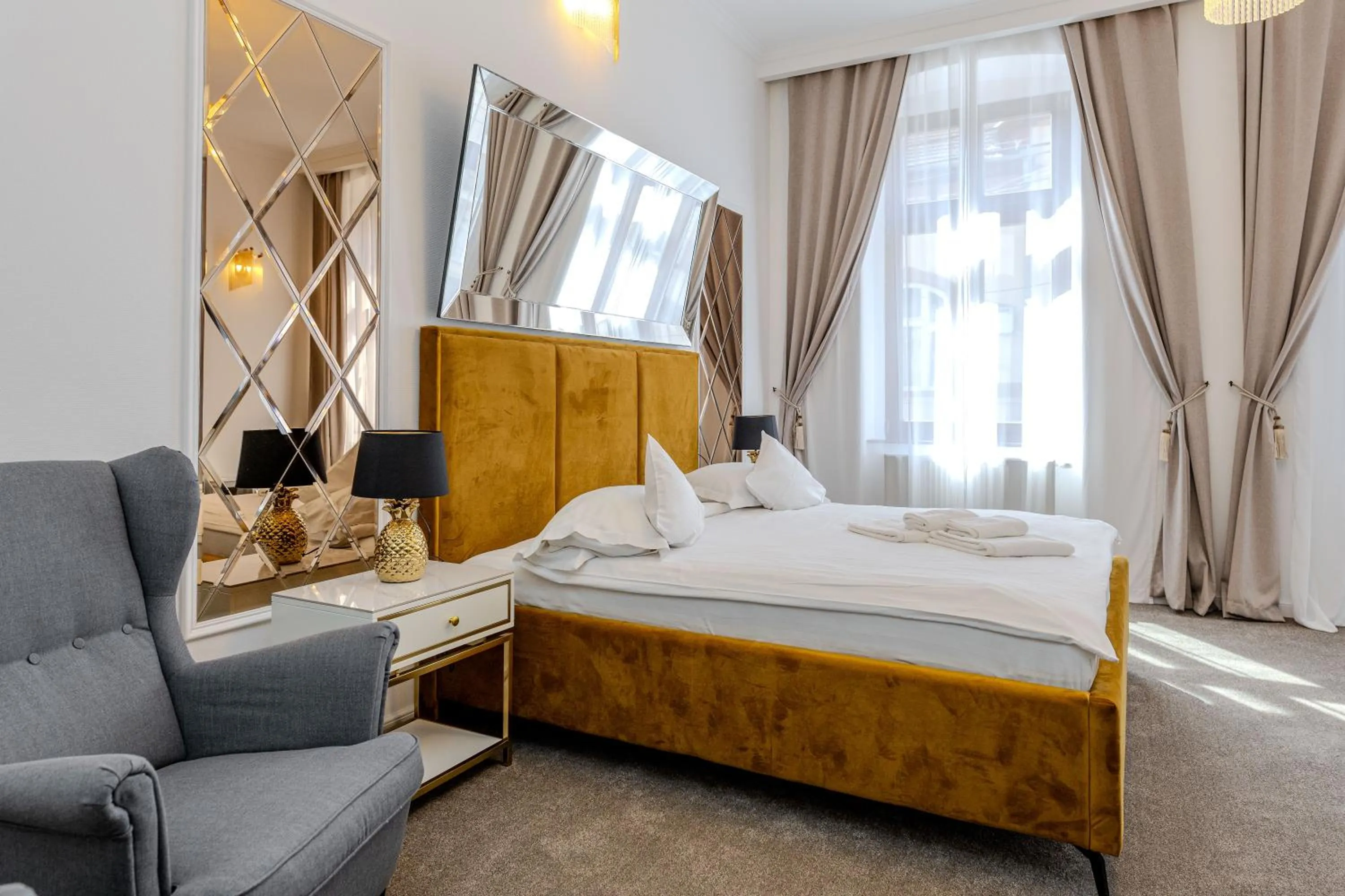 Photo of the whole room, Bed in La Maison de Caroline