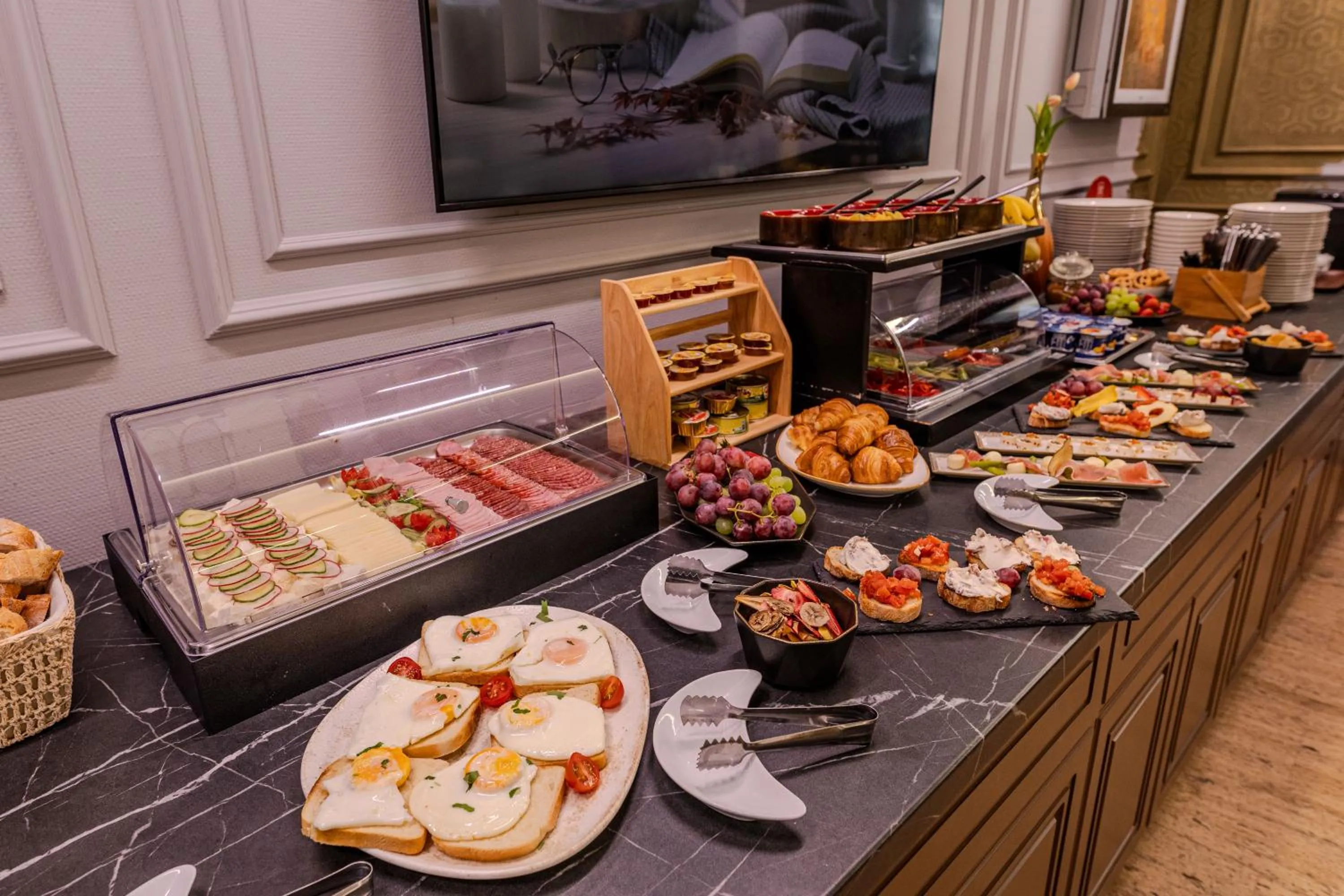 Buffet breakfast in La Maison de Caroline