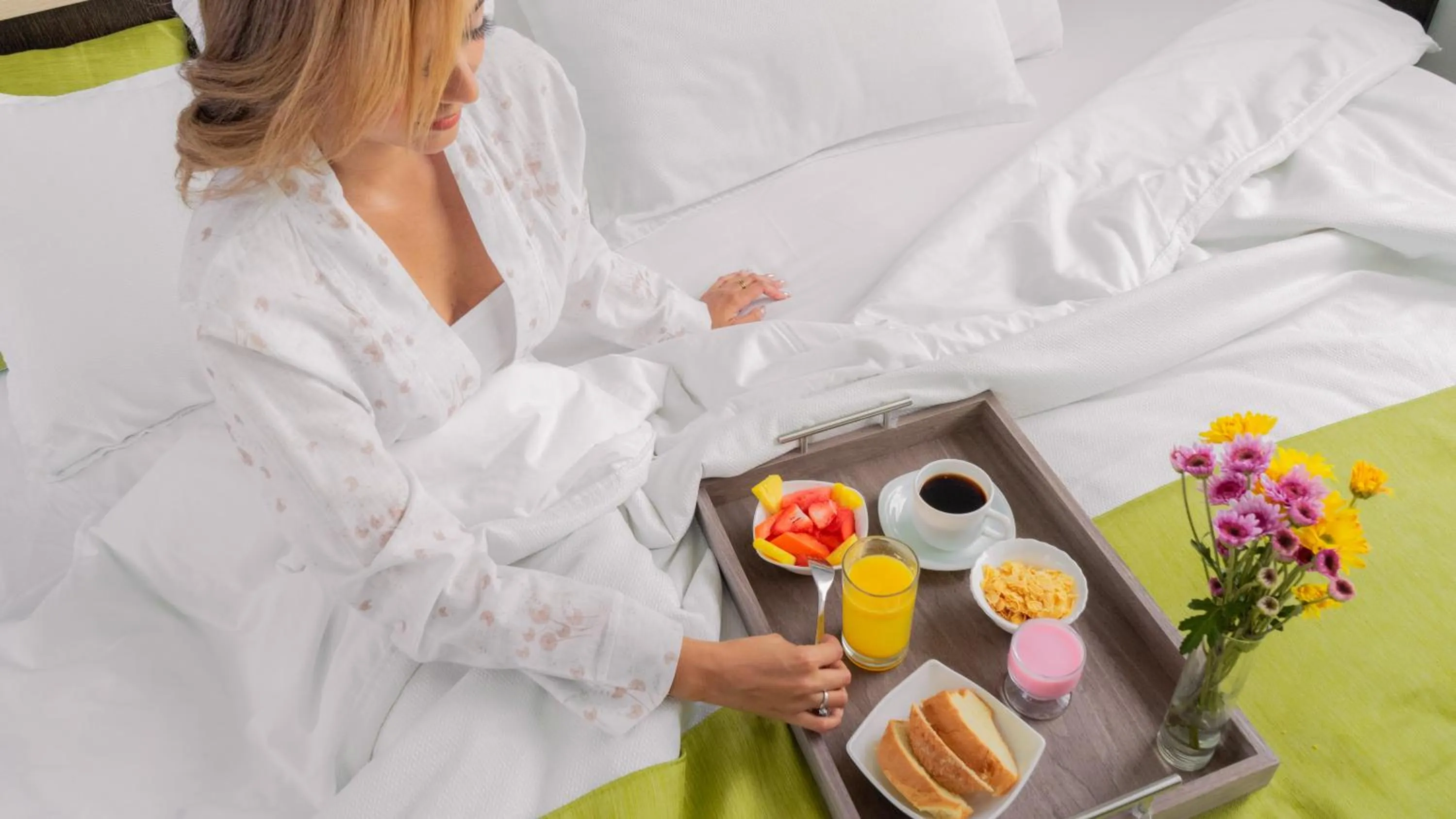 Breakfast, Bed in Hotel MC Suites - Confort cerca del Aeropuerto