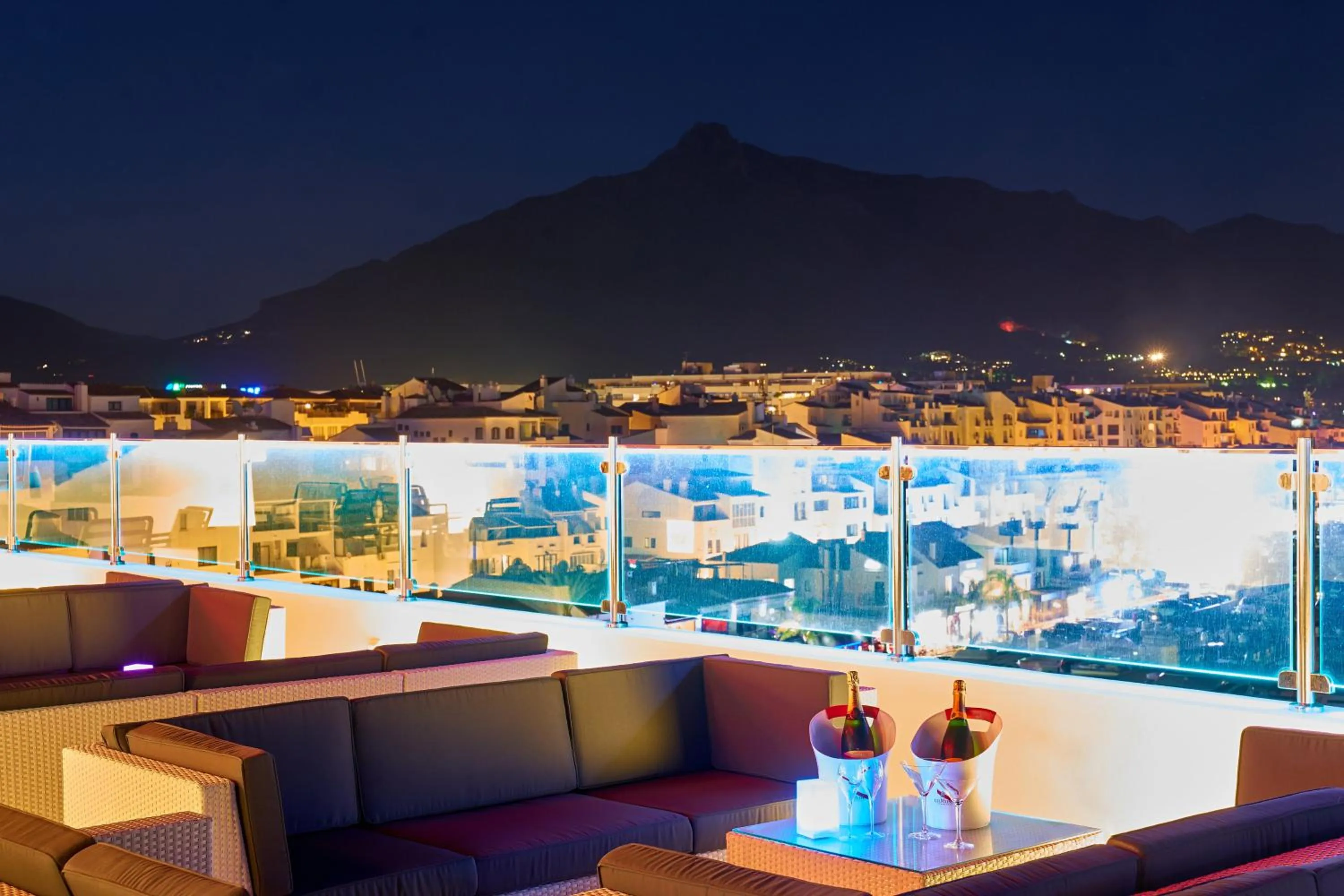 Evening entertainment in Benabola Hotel & Suites