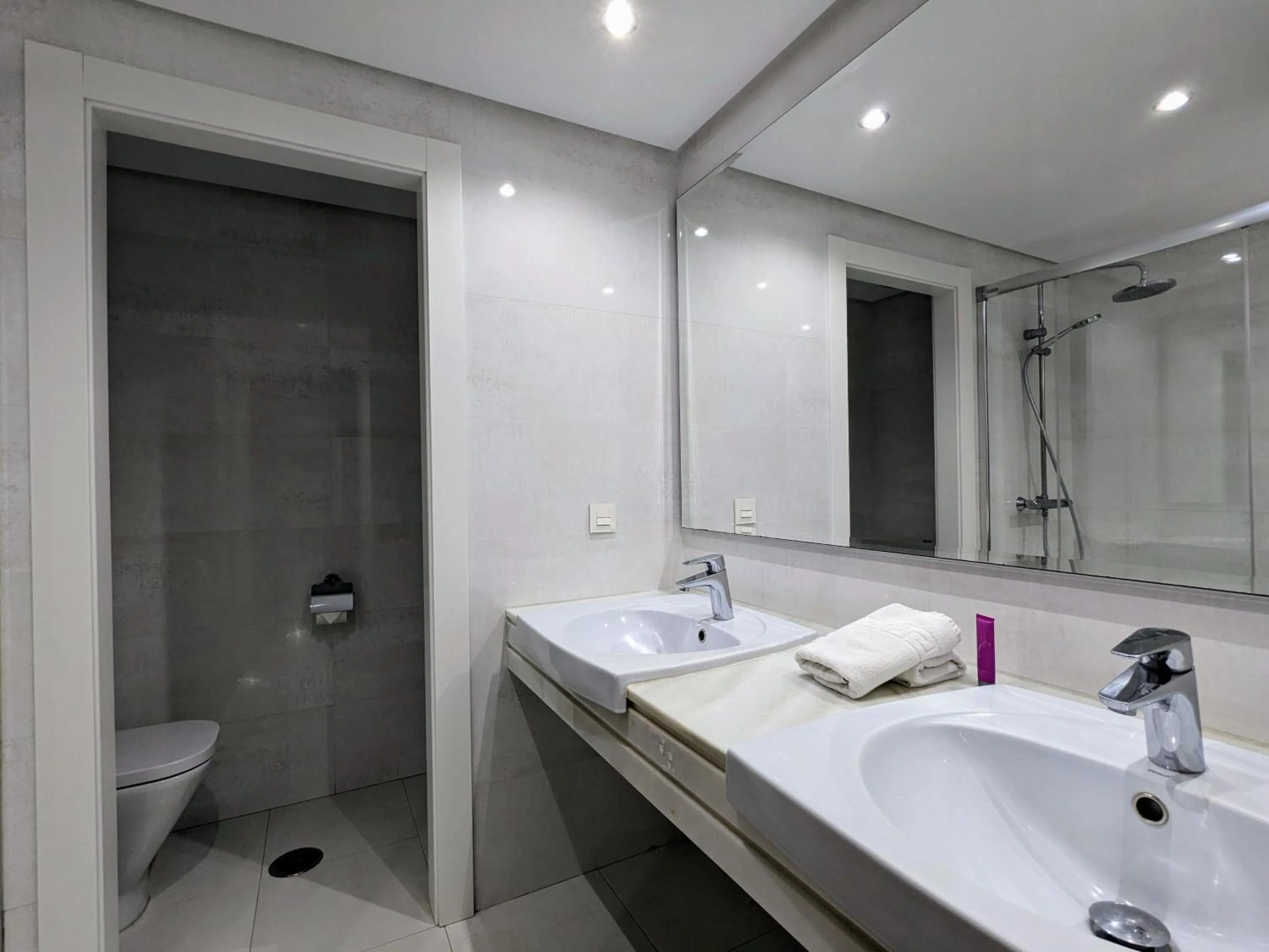 Bathroom in Benabola Hotel & Suites