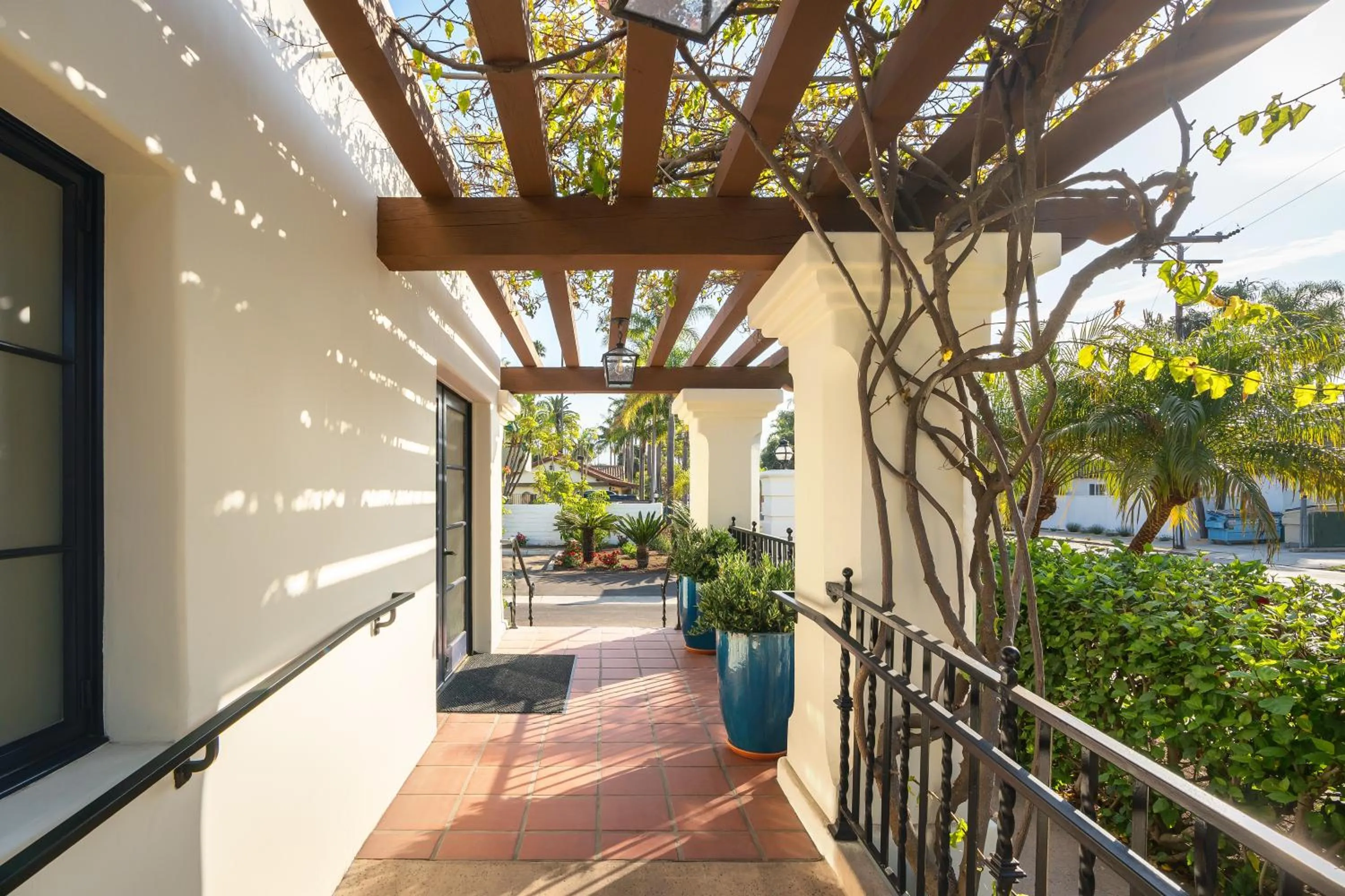 Facade/entrance in Mason Beach Inn