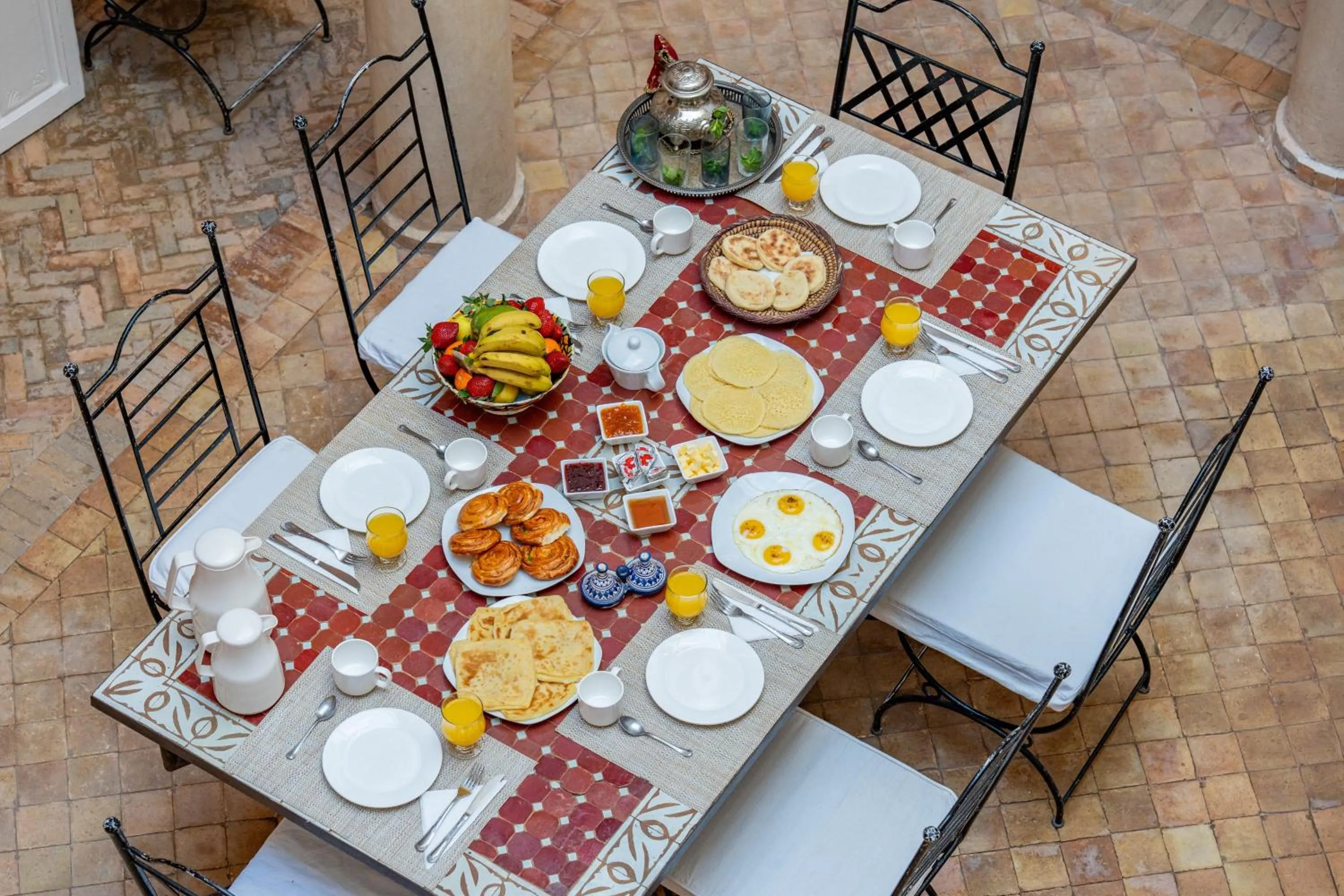 Food and drinks in RIAD AWINATI Location Privatisée ,piscine chauffée , beau Rooftop