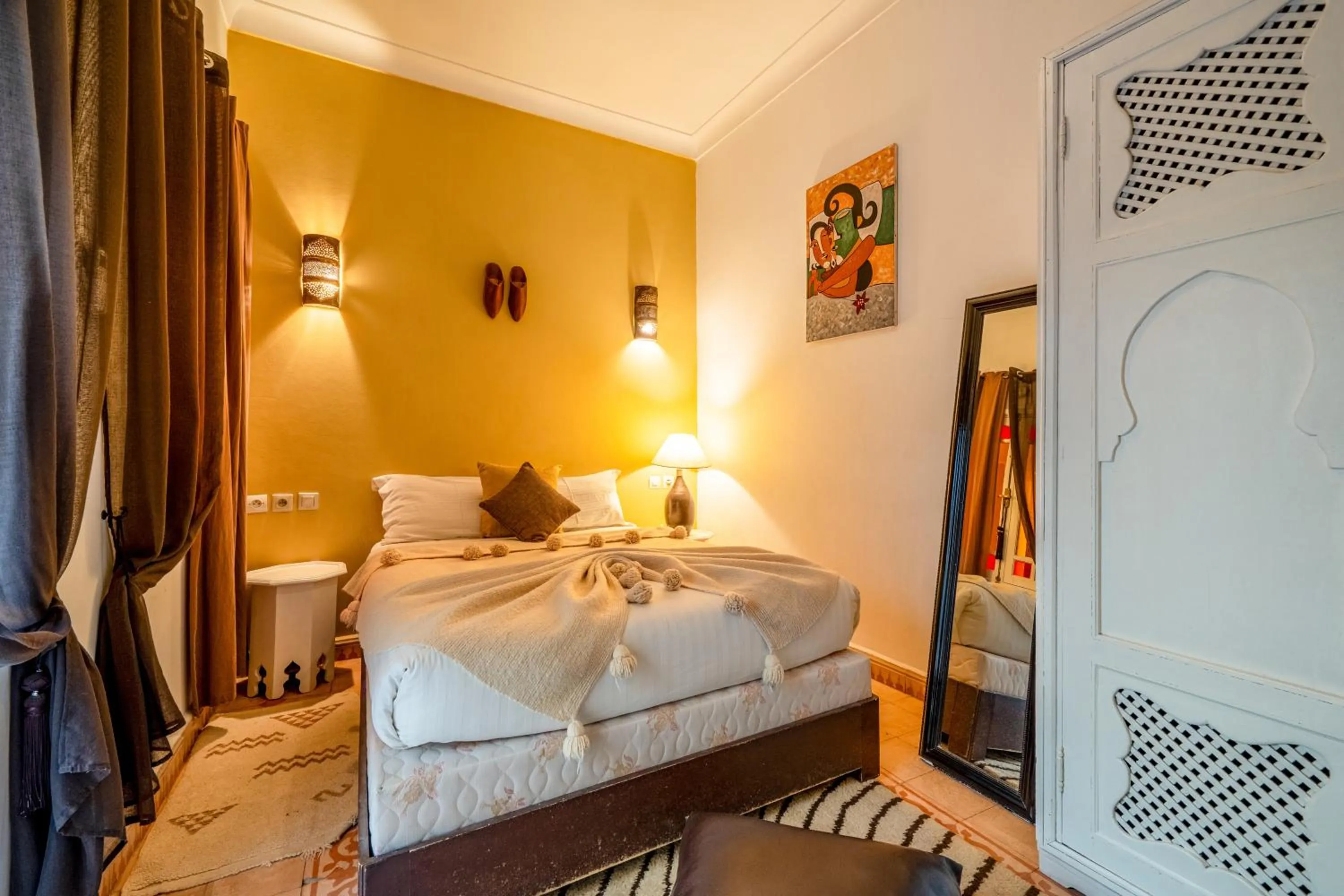 Photo of the whole room, Bed in RIAD AWINATI Location Privatisée ,piscine chauffée , beau Rooftop