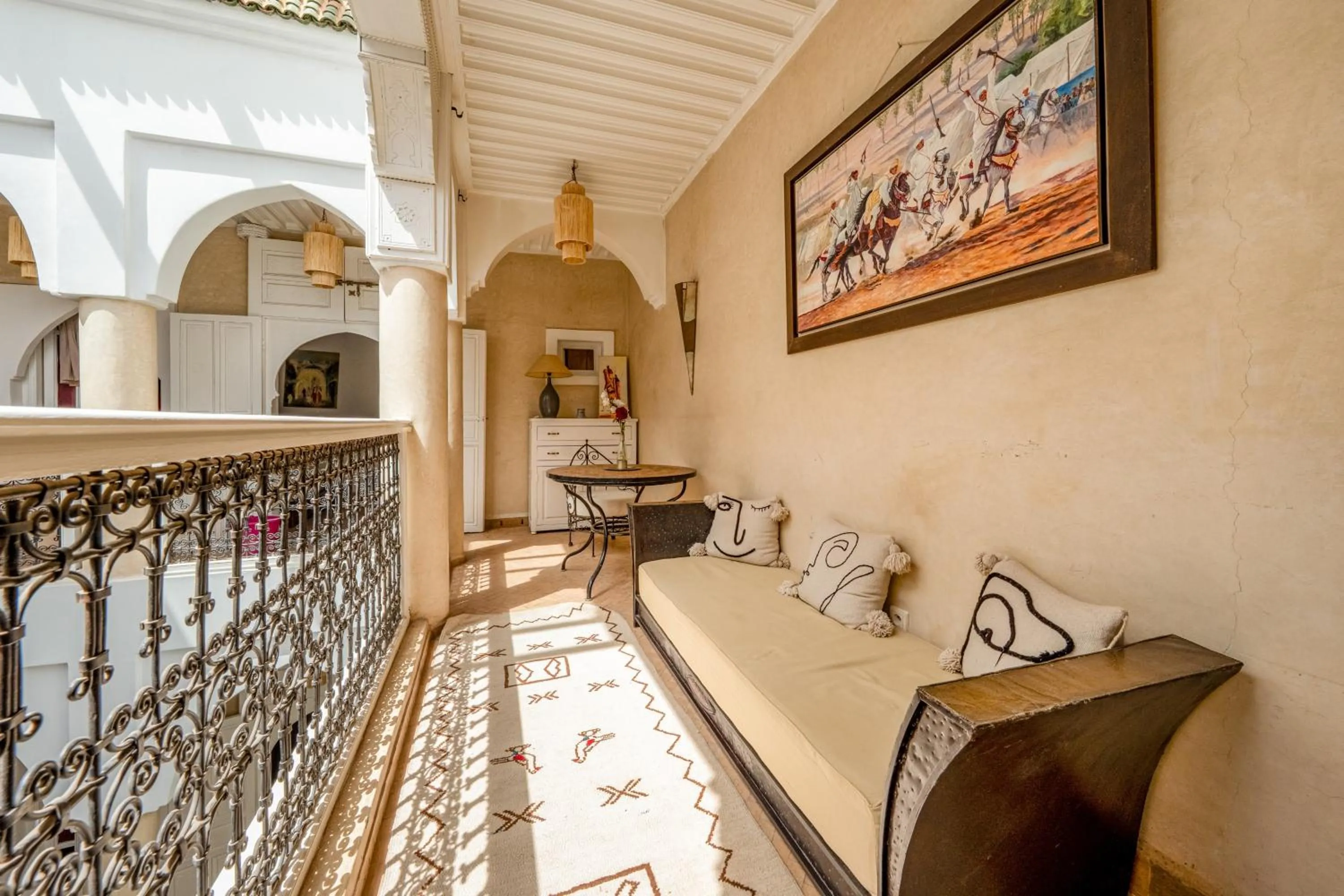 Living room in RIAD AWINATI Location Privatisée ,piscine chauffée , beau Rooftop