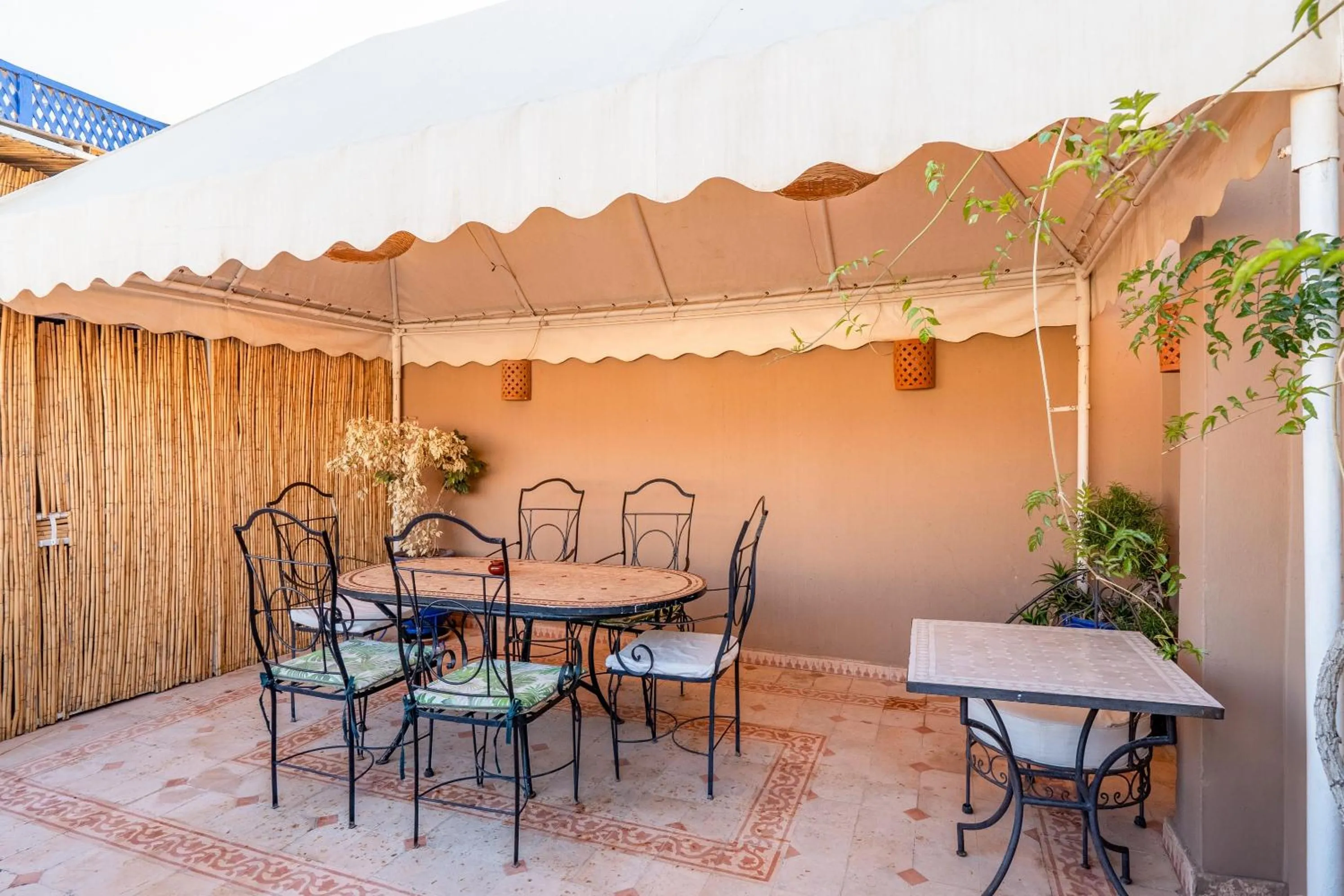 Balcony/Terrace in RIAD AWINATI Location Privatisée ,piscine chauffée , beau Rooftop
