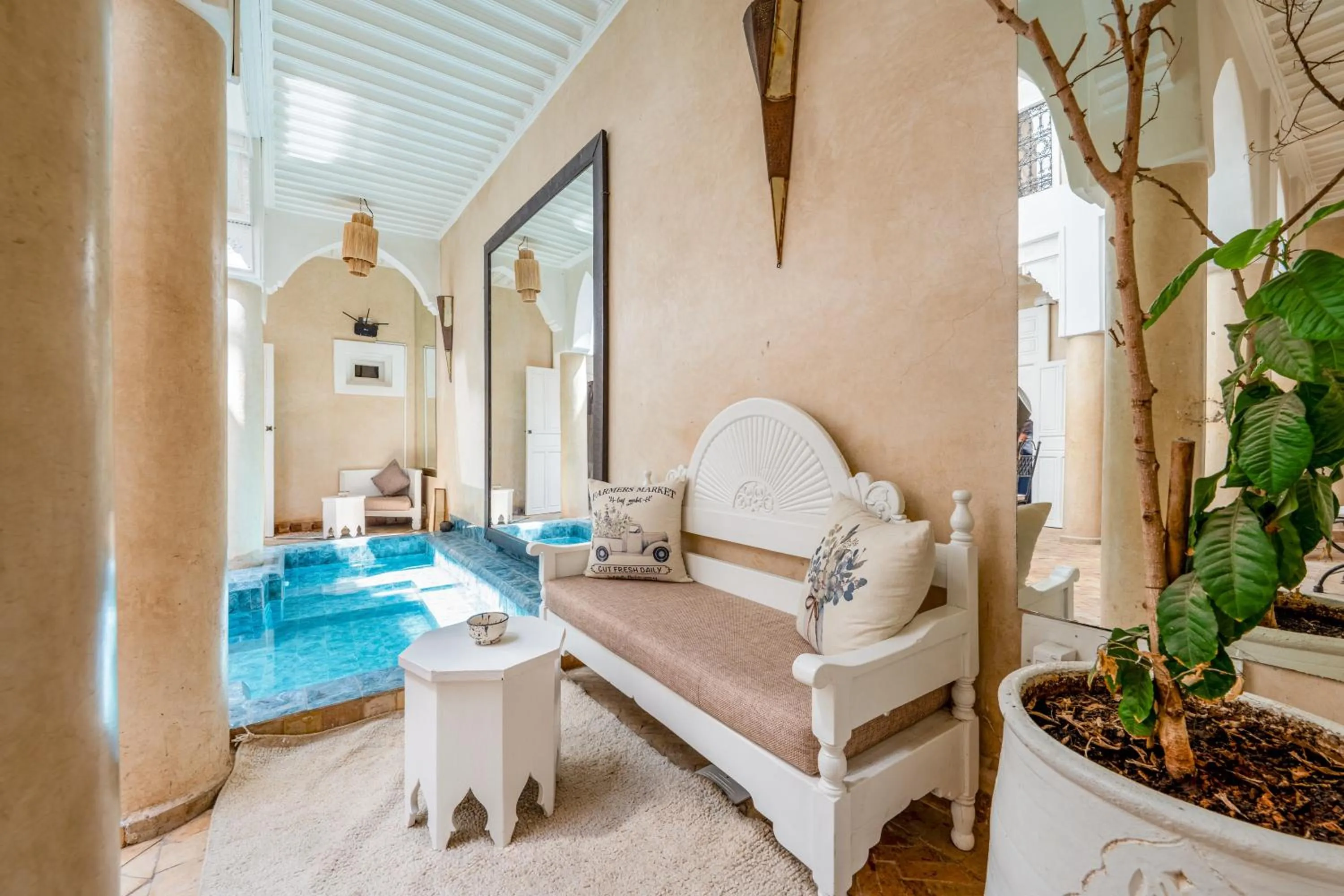 Hot Tub in RIAD AWINATI Location Privatisée ,piscine chauffée , beau Rooftop