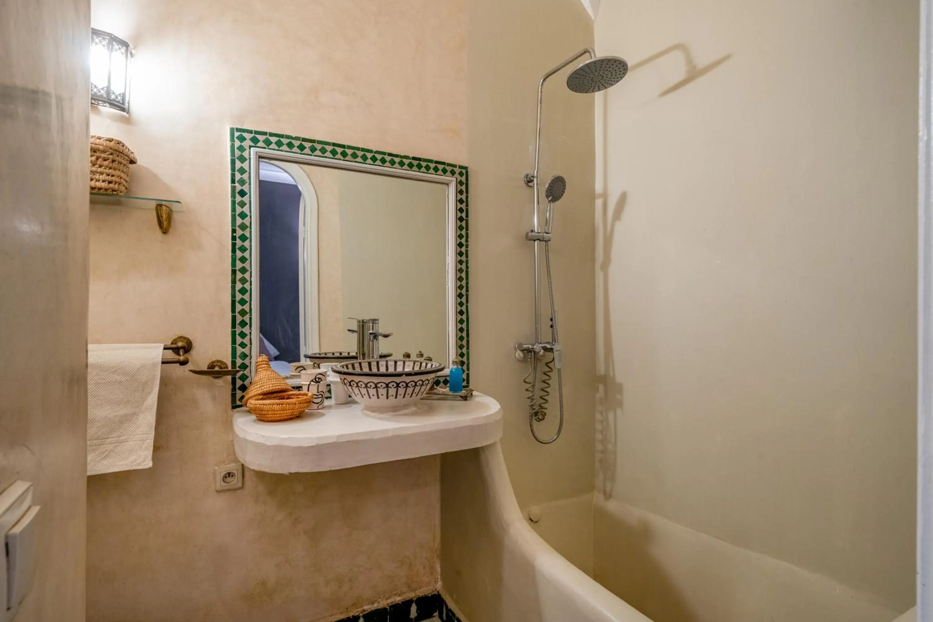 Shower in RIAD AWINATI Location Privatisée ,piscine chauffée , beau Rooftop