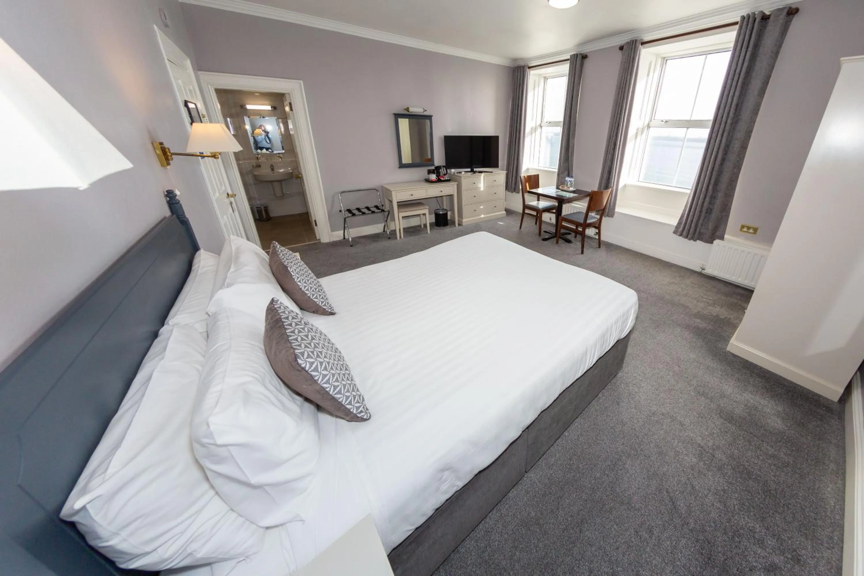 Shower, Bed in Commodore Hotel