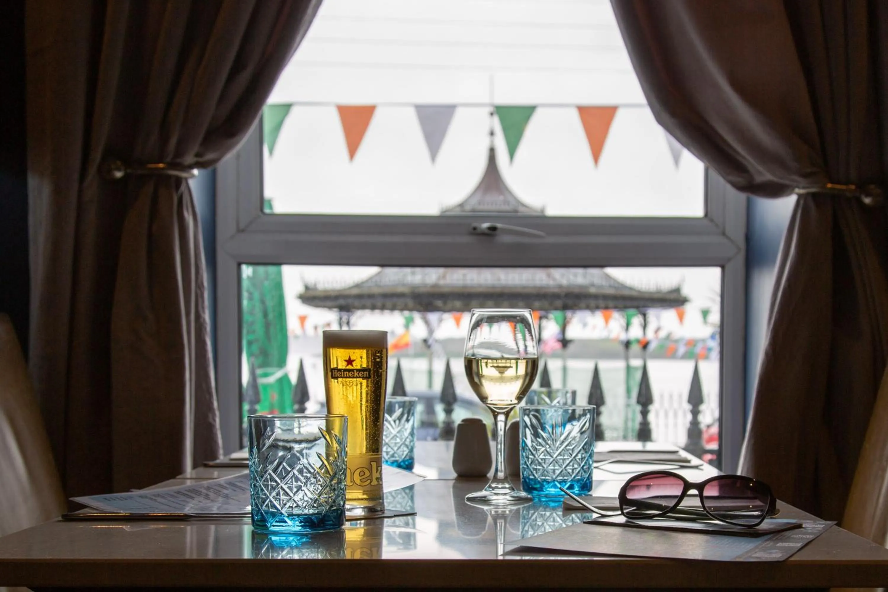 Food and drinks in Commodore Hotel