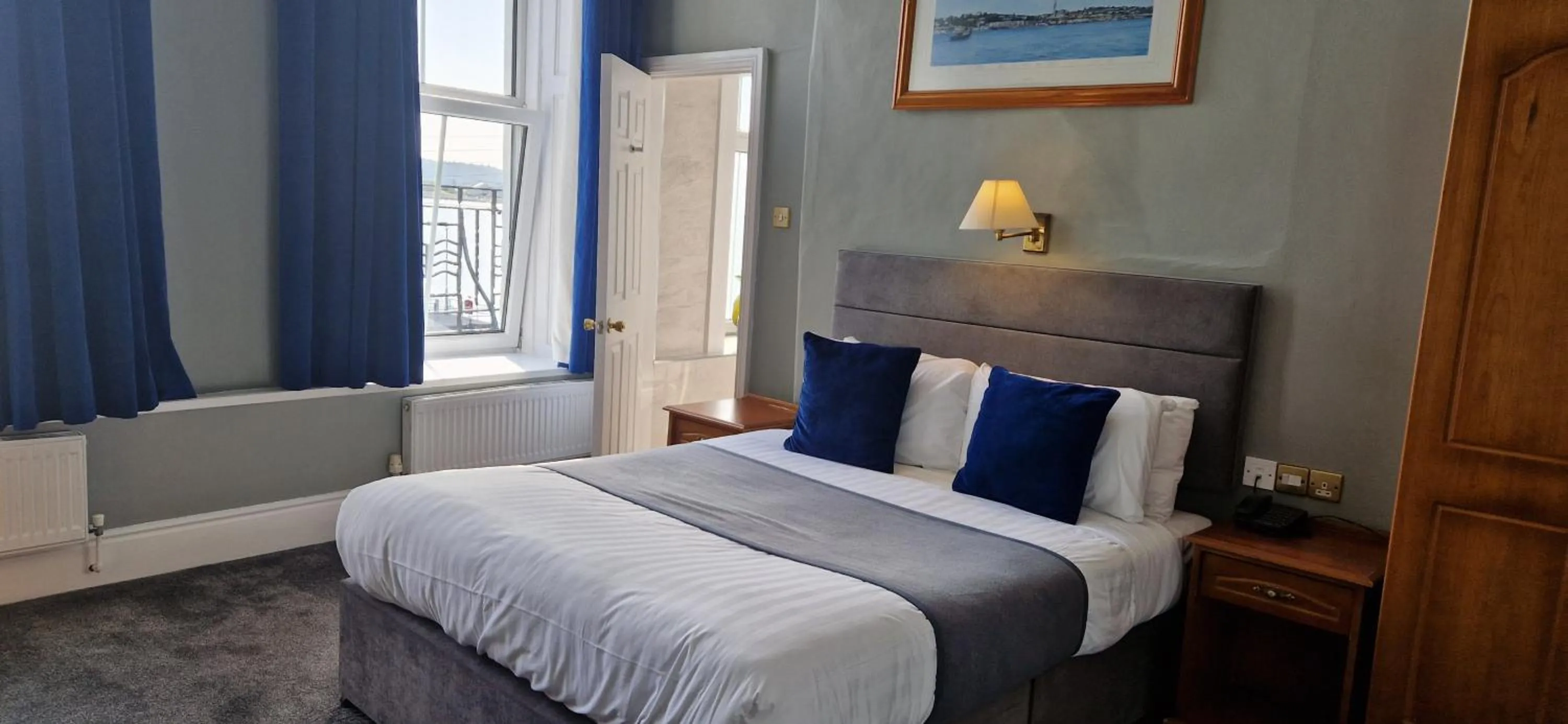 Photo of the whole room, Bed in Commodore Hotel