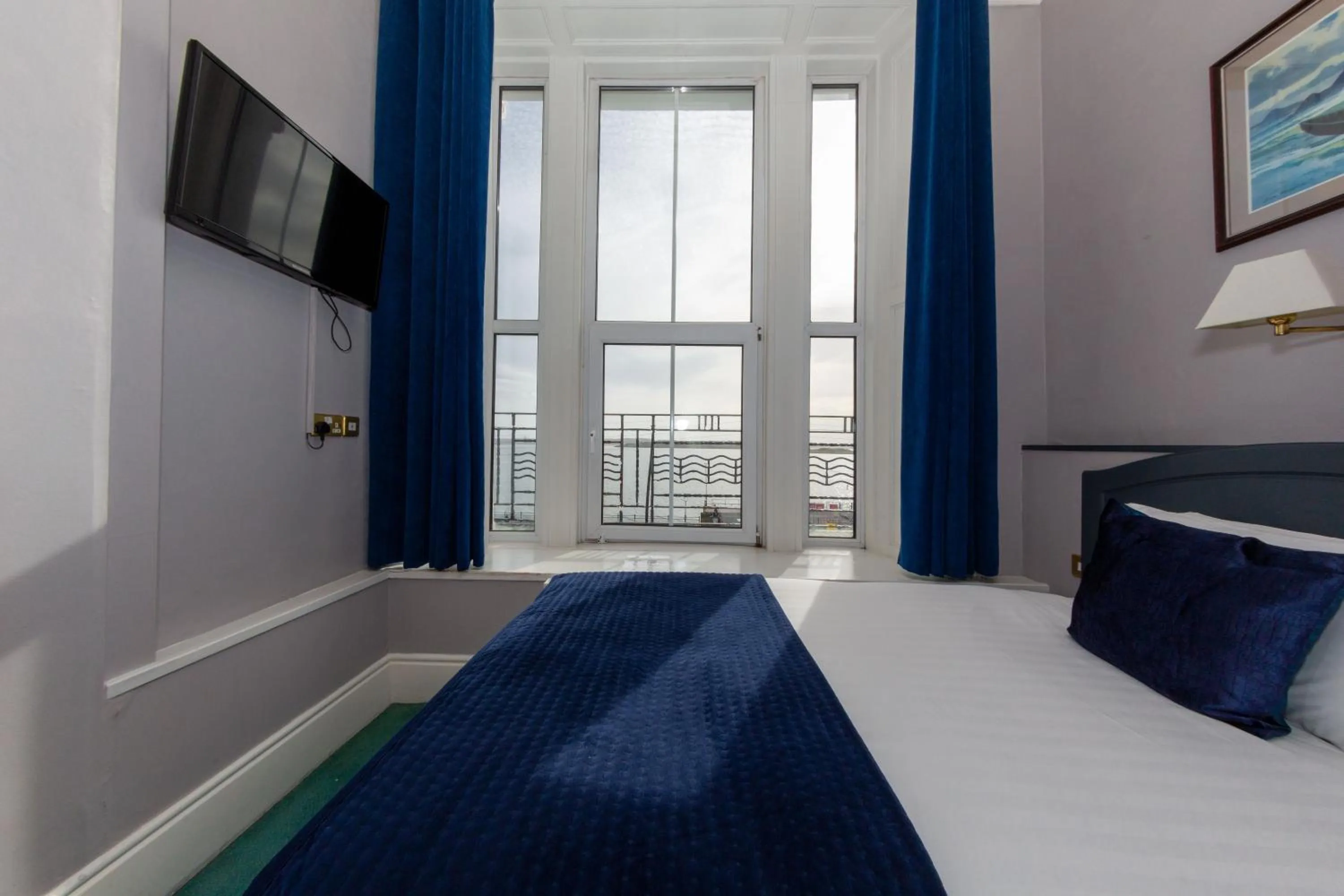 Sea view, Bed in Commodore Hotel