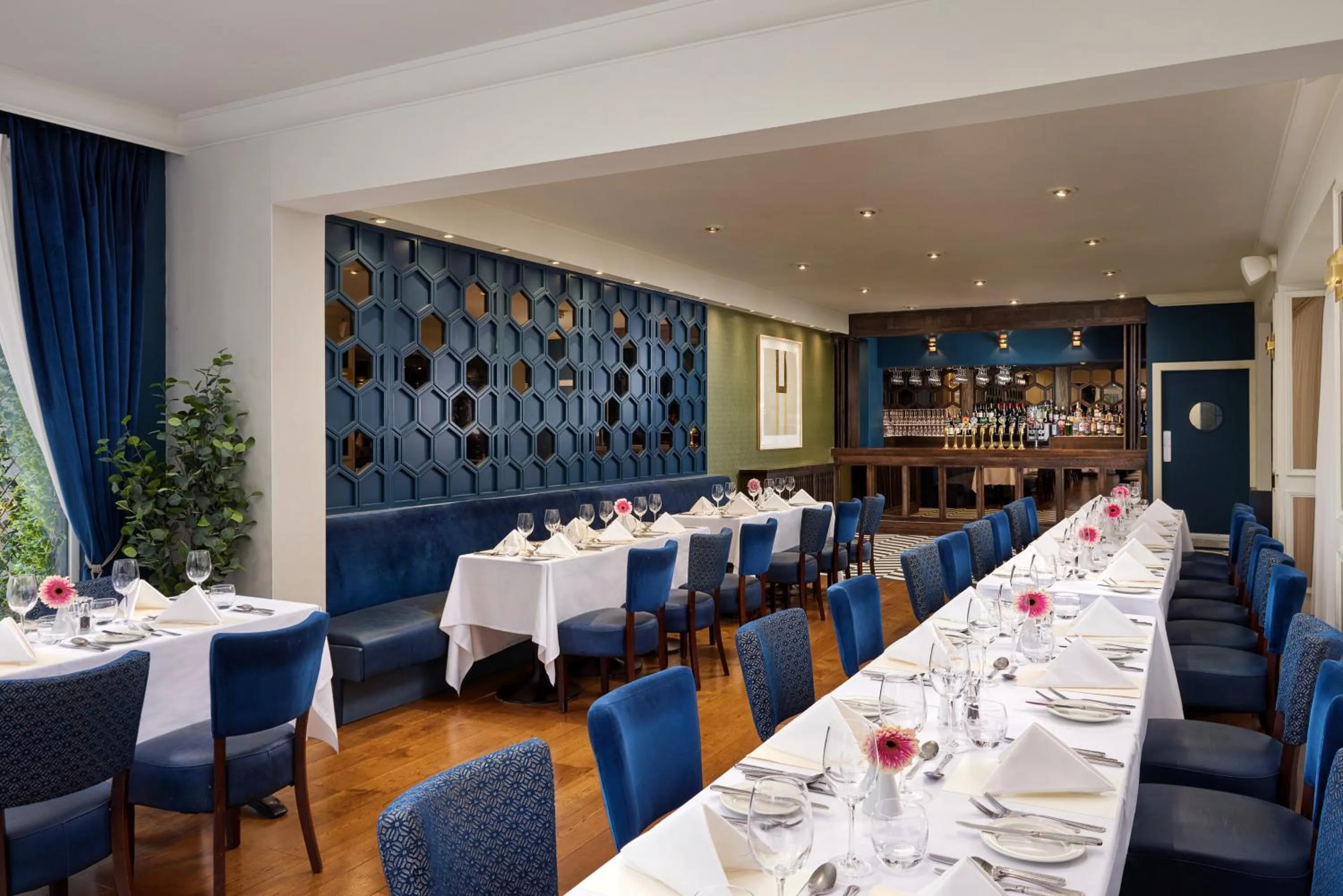 Restaurant/places to eat in The Sandymount Hotel